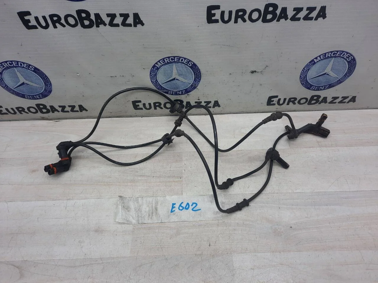 Датчик ABS и износа колодок передний Mercedes W212