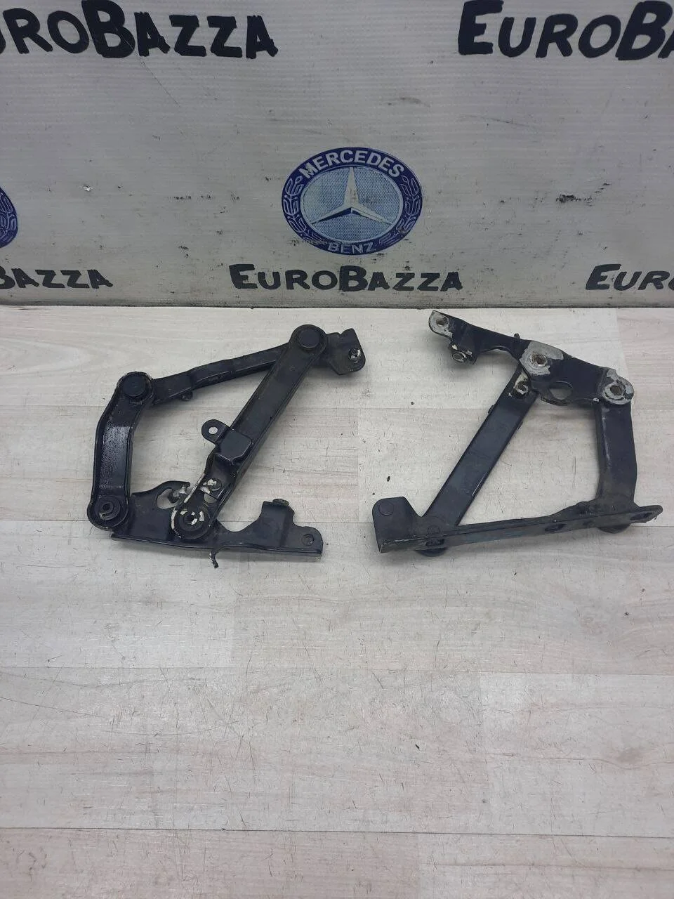 Петля капота Mercedes W211