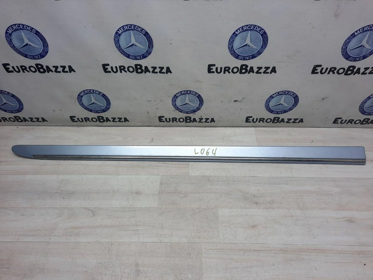 Молдинг двери передний правый Mercedes W251