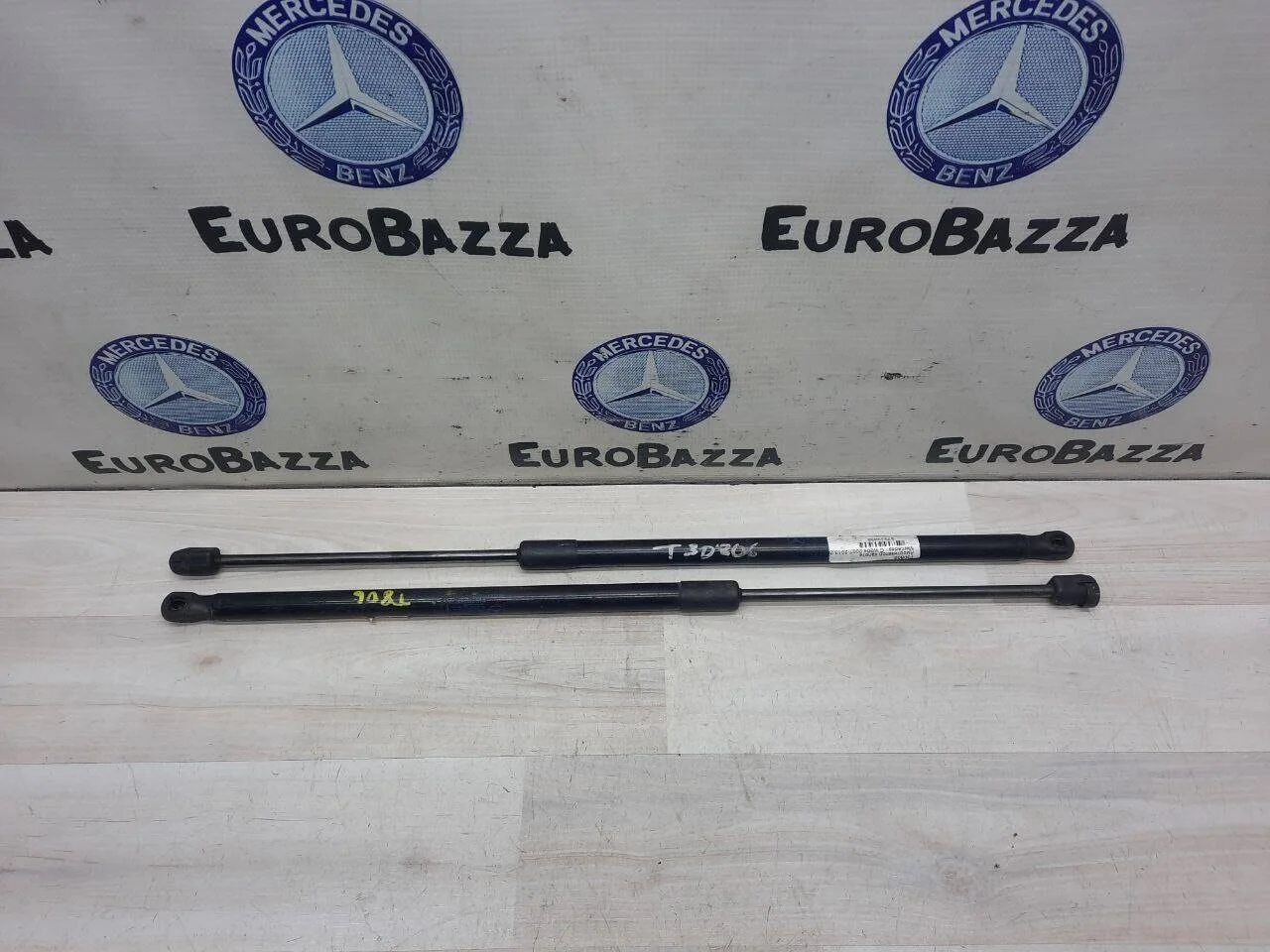 Амортизатор капота Mercedes W204