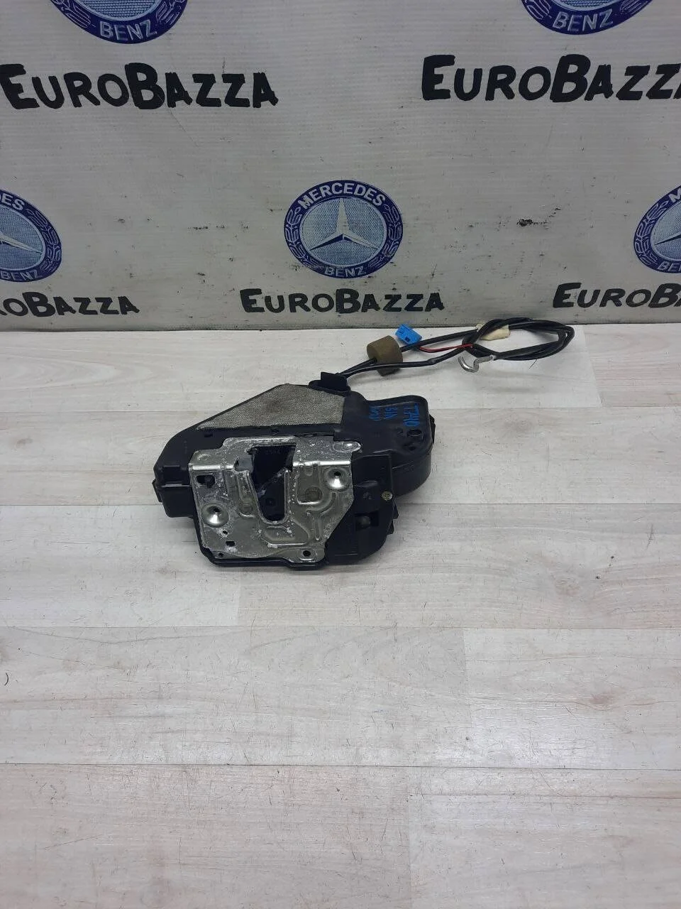 Замок двери задний левый Mercedes W211