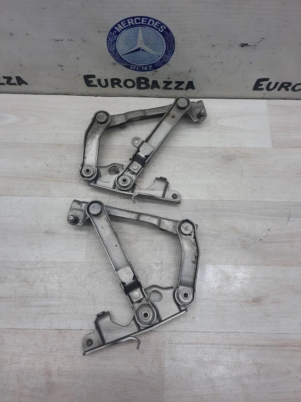 Петля капота Mercedes W211