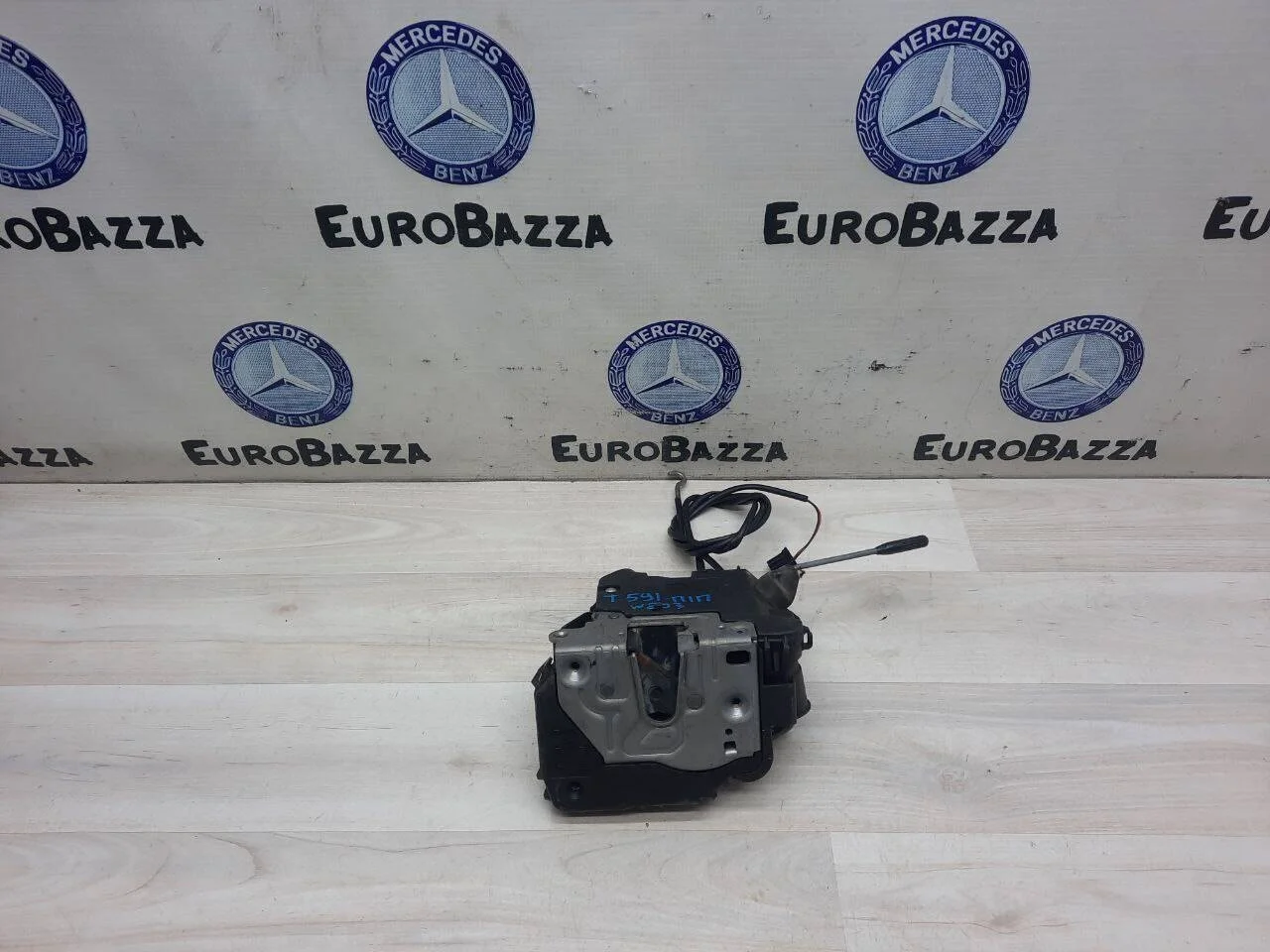 Замок двери передний правый Mercedes W203