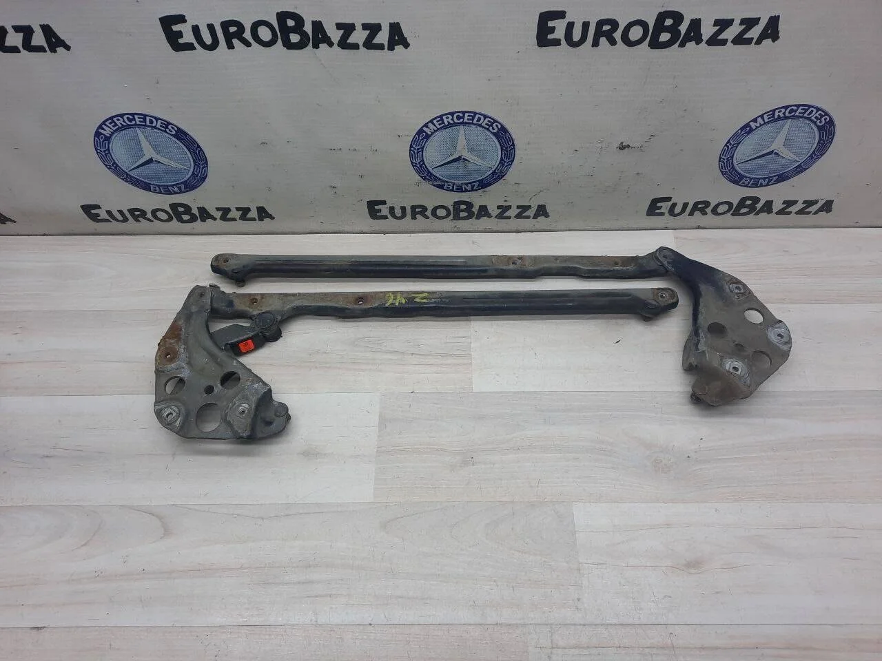 Петля капота Mercedes W210