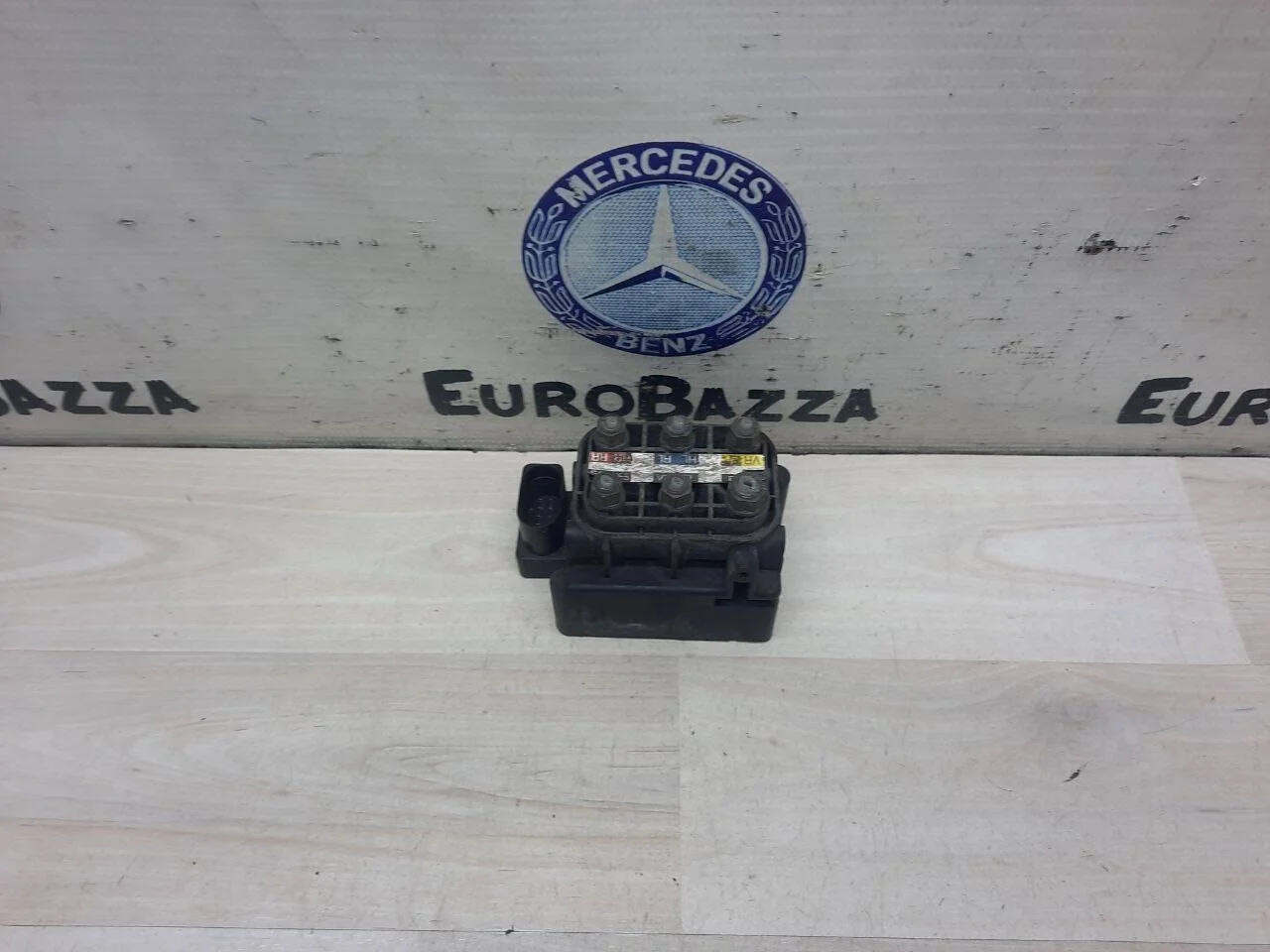 Блок клапанов пневмоподвески Mercedes X164