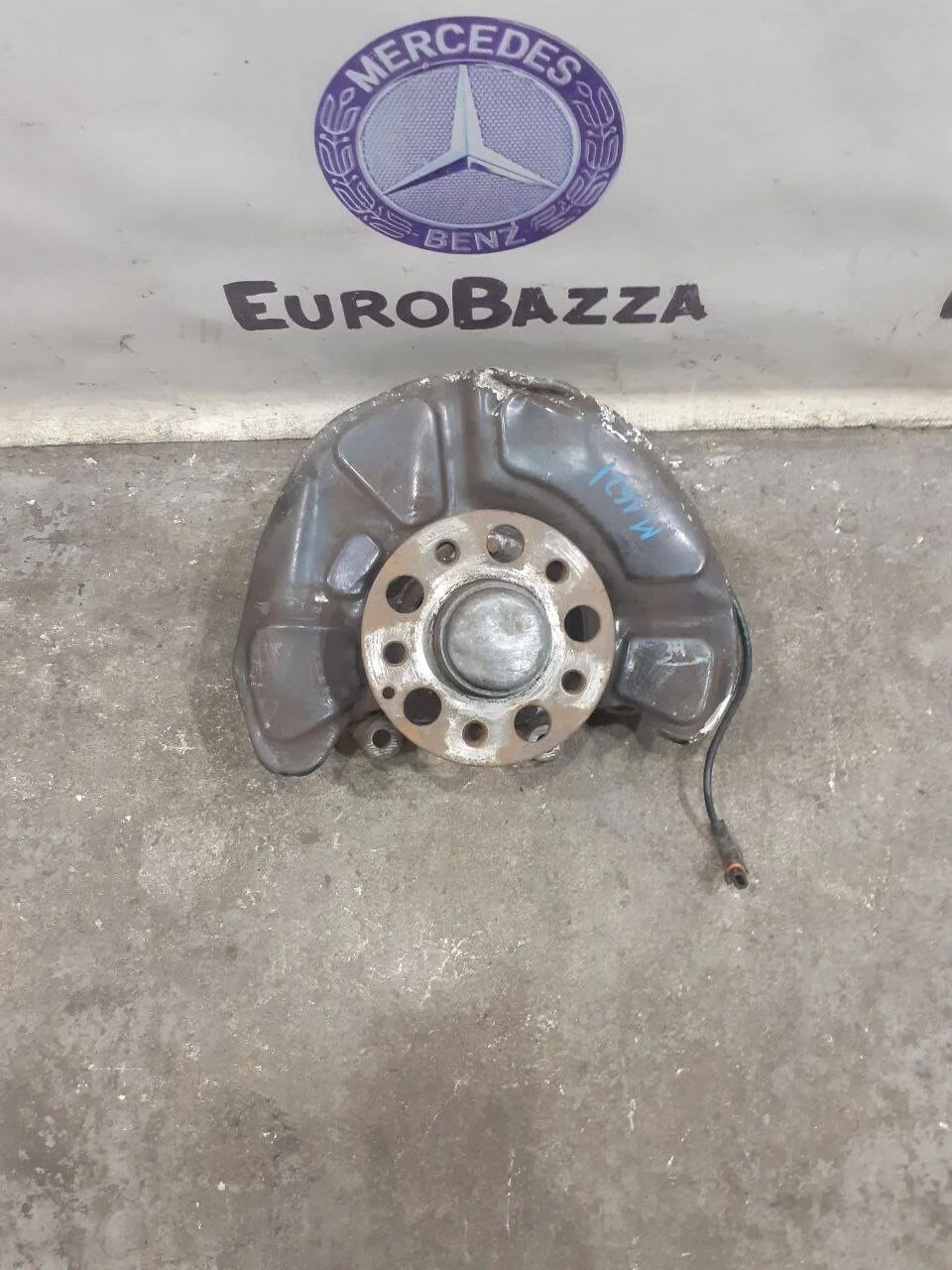 Кулак передний правый Mercedes W212