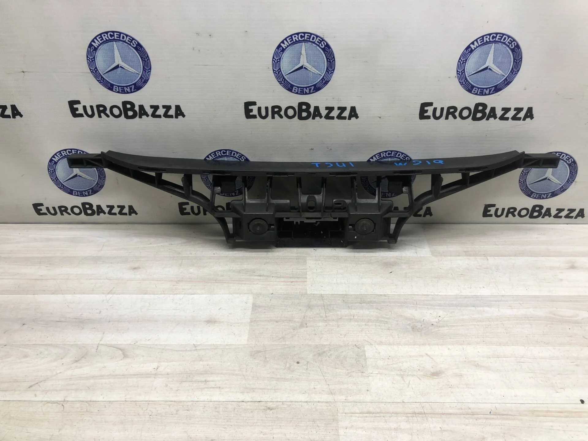 Кронштейн заднего бампера центральный Mercedes W219