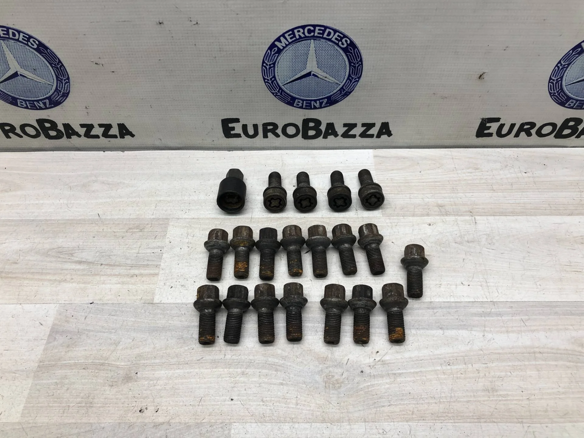 Колесный болт с секреткой Mercedes W204