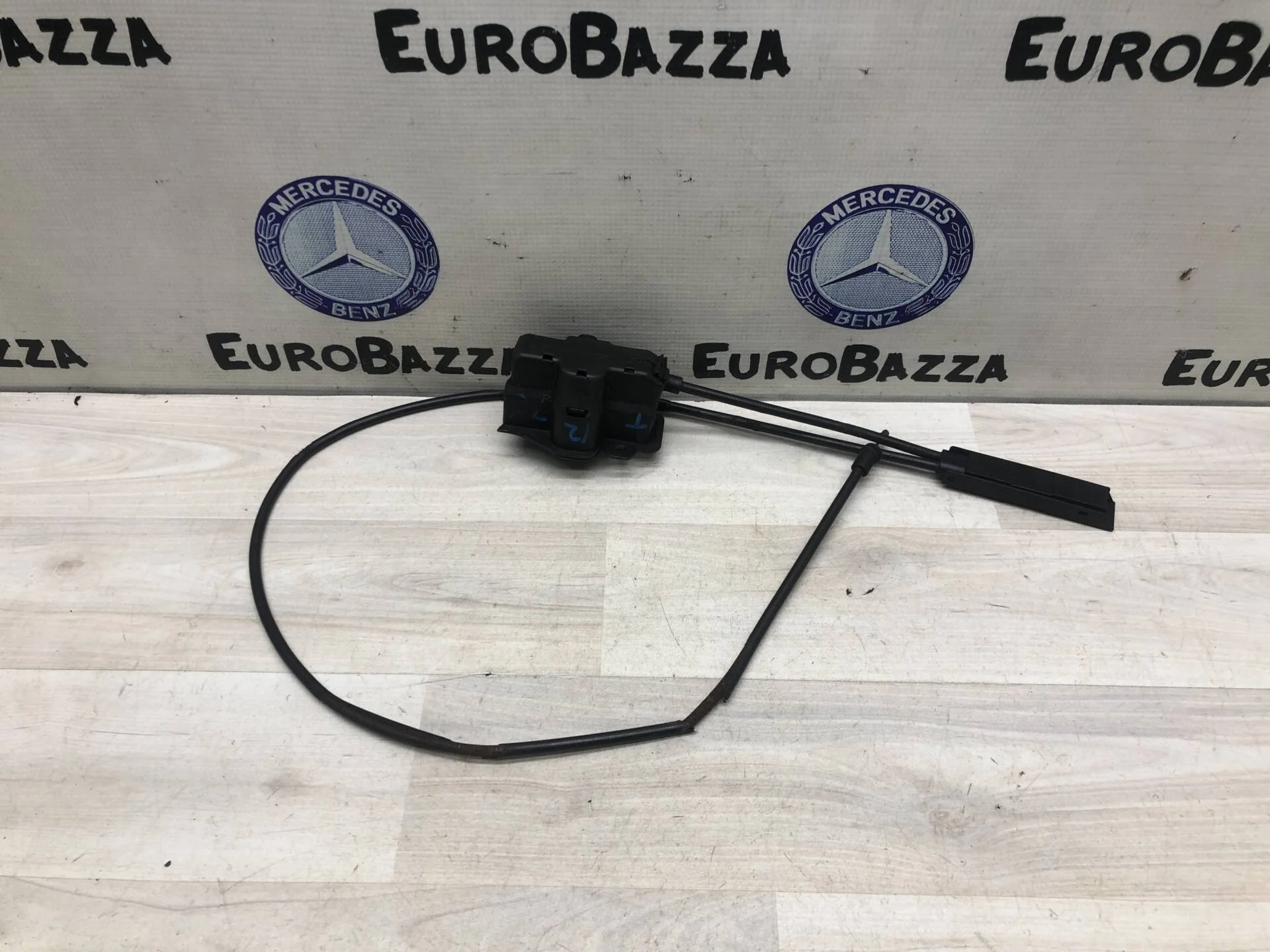 Замок капота с тросом Mercedes W203