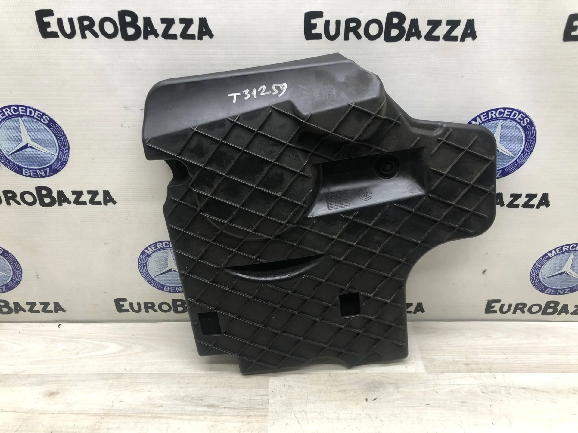 Крышка двигателя Mercedes Om651