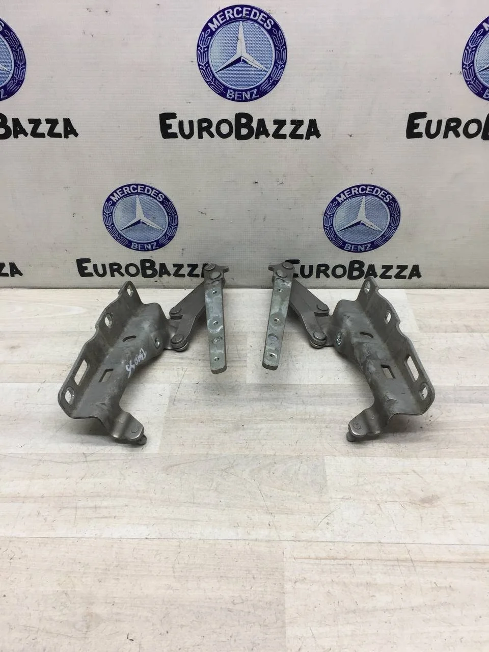 Петля капота Mercedes W209