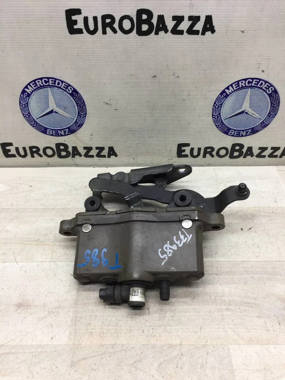 Правая петля капота с пиропатроном Mercedes W212