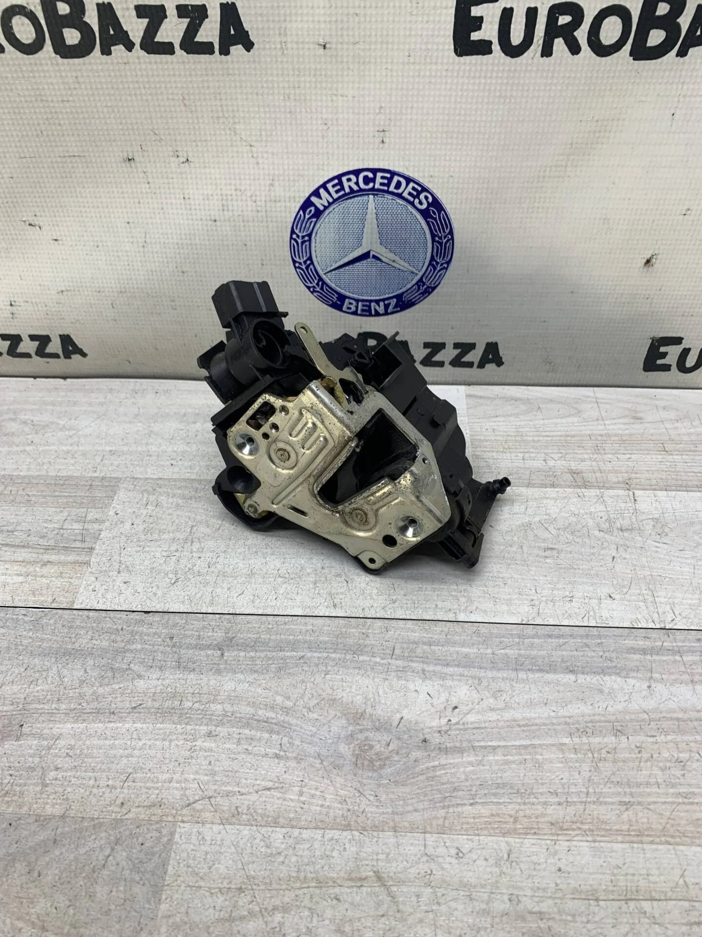 Замок двери левый Mercedes W208