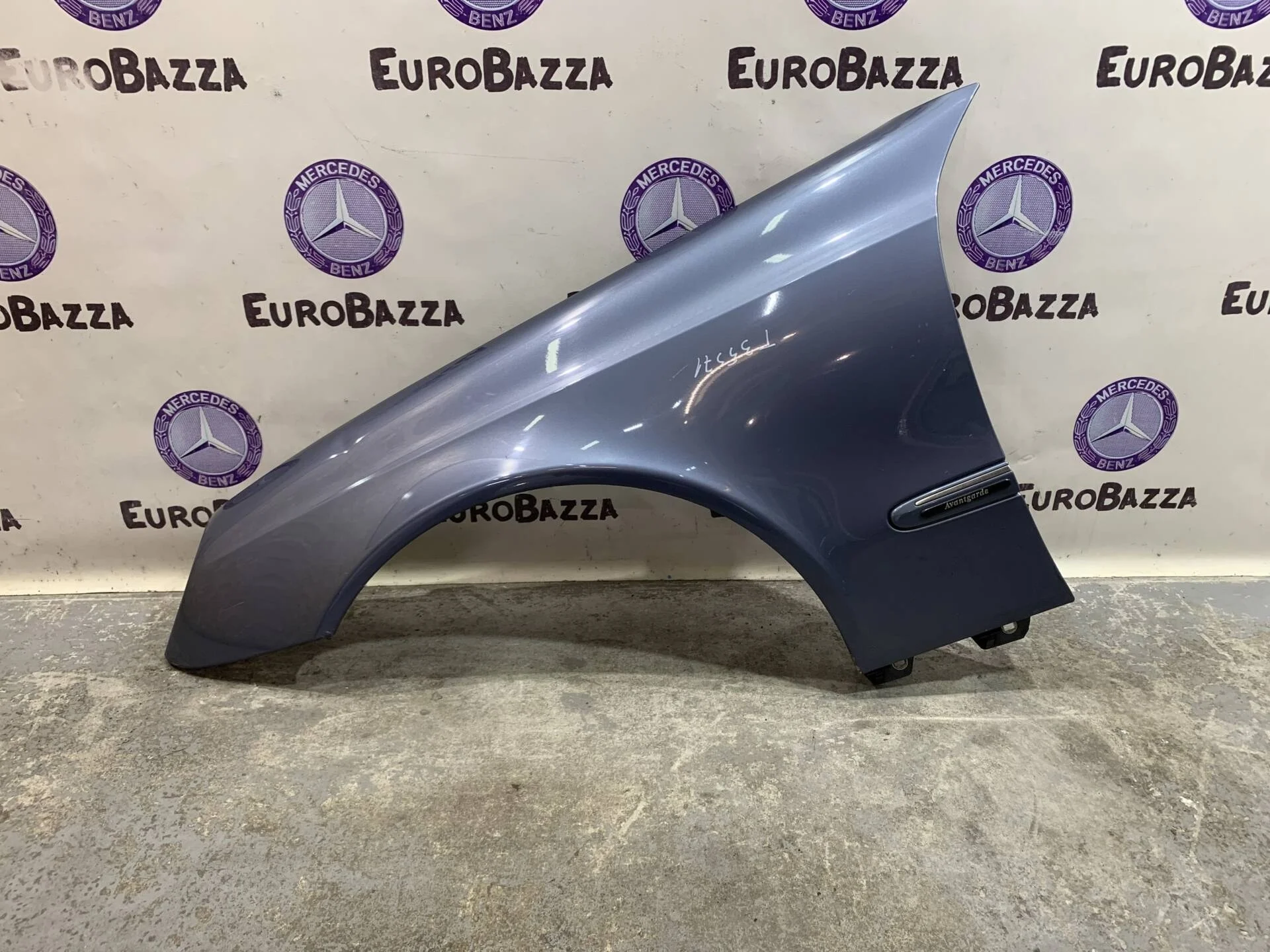 Крыло переднее левое Mercedes W211
