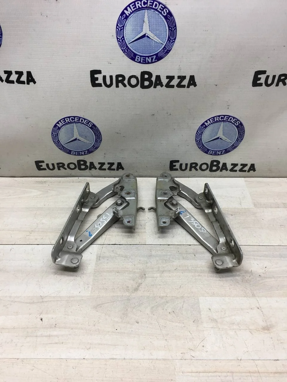 Петля капота Mercedes W211