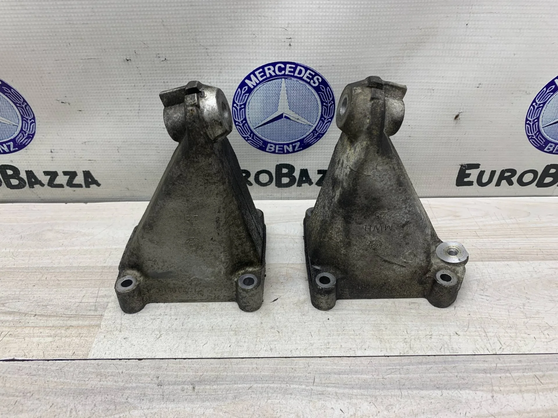 Кронштейн опоры двигателя Mercedes М271