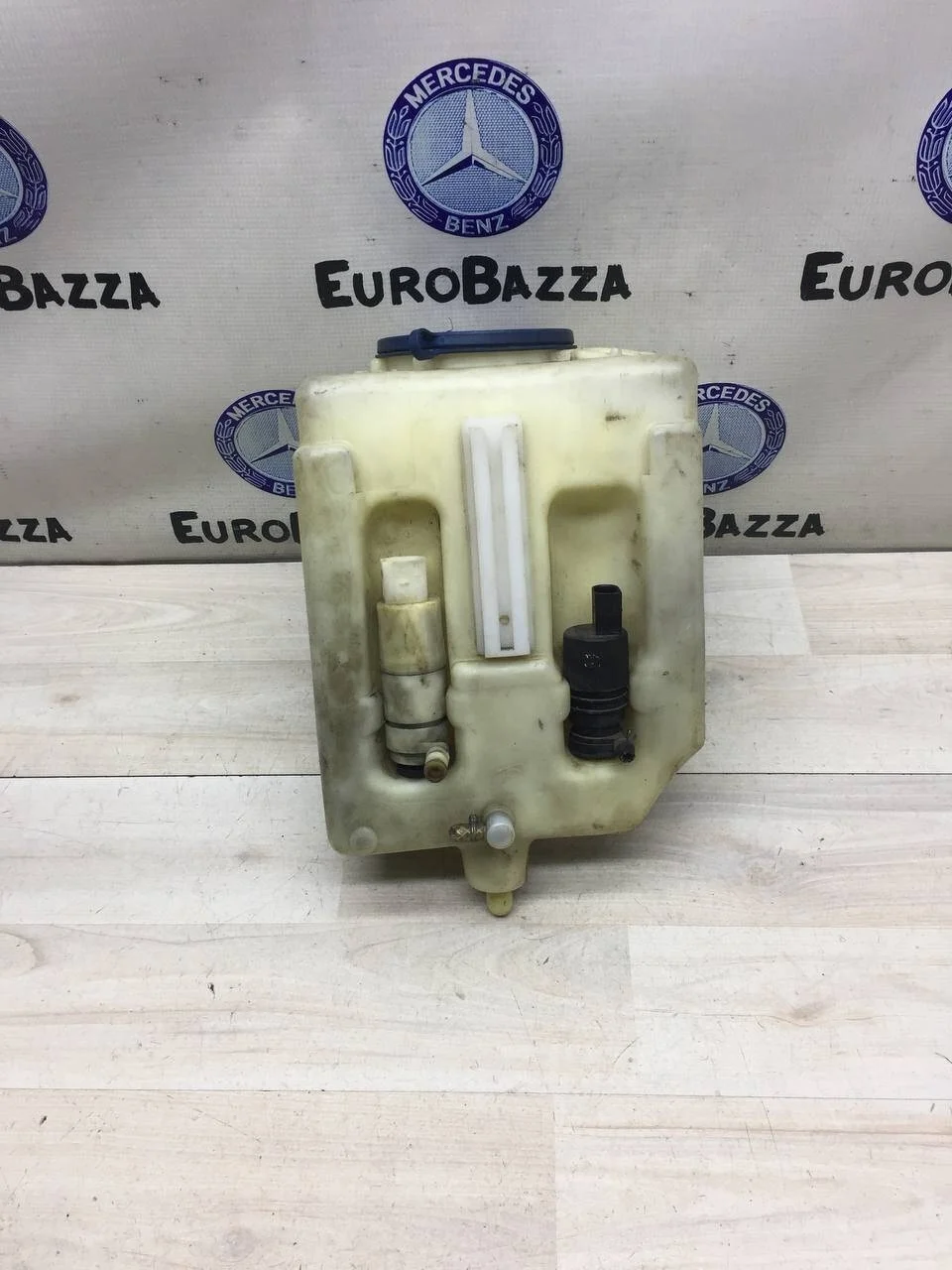 Бачок стеклоомывателя с насосами Mercedes W210