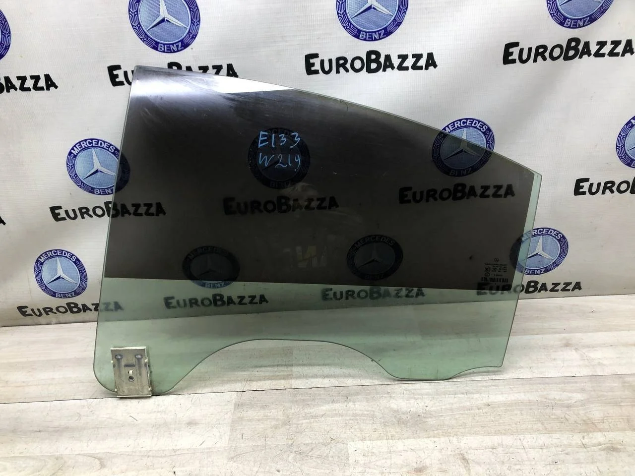 Стекло двери задней левой Mercedes W219