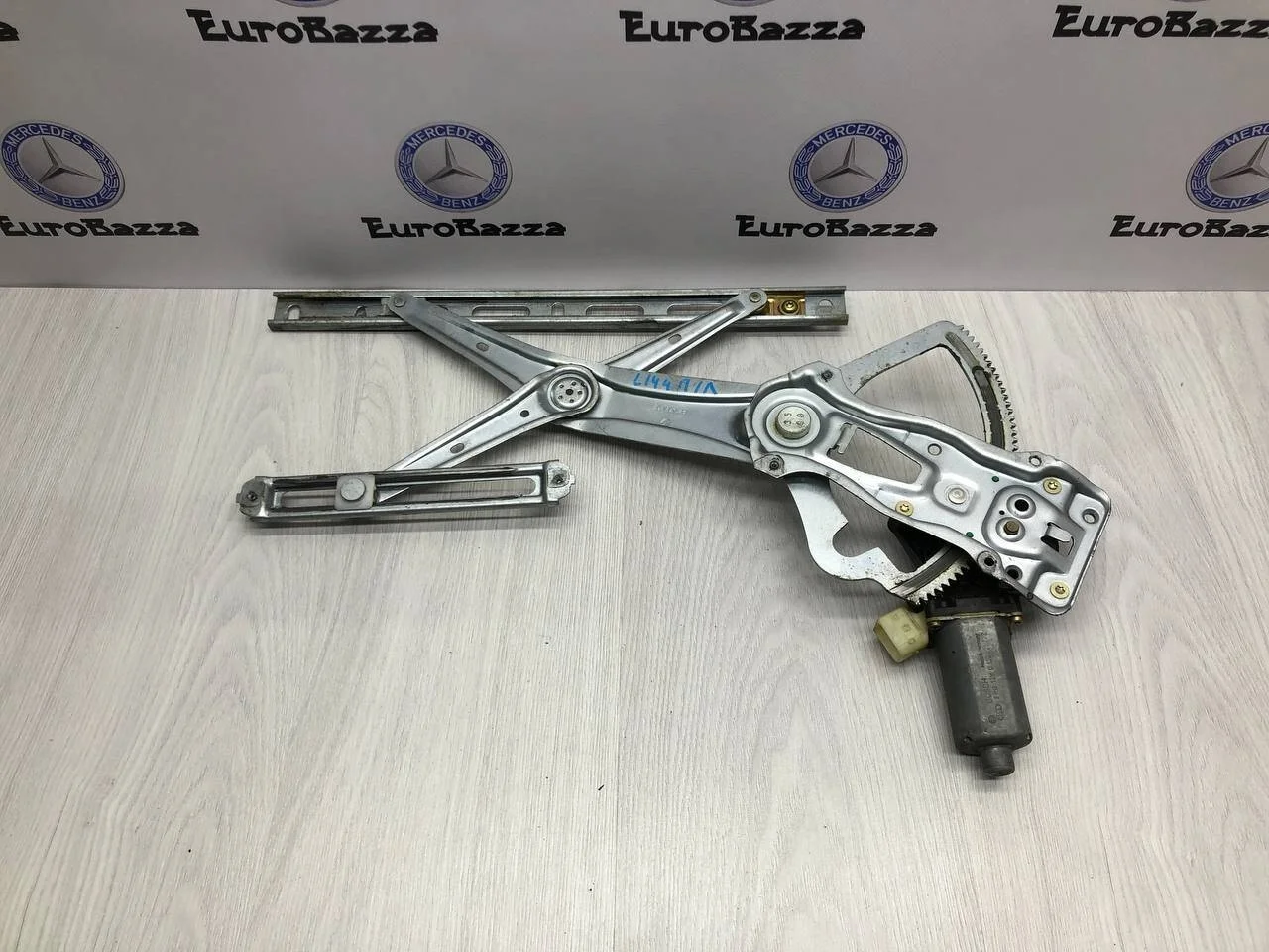 Стеклоподъемник левый Mercedes W208