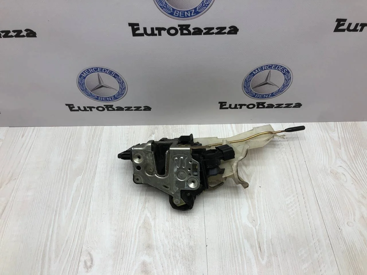 Замок правой двери Mercedes W208