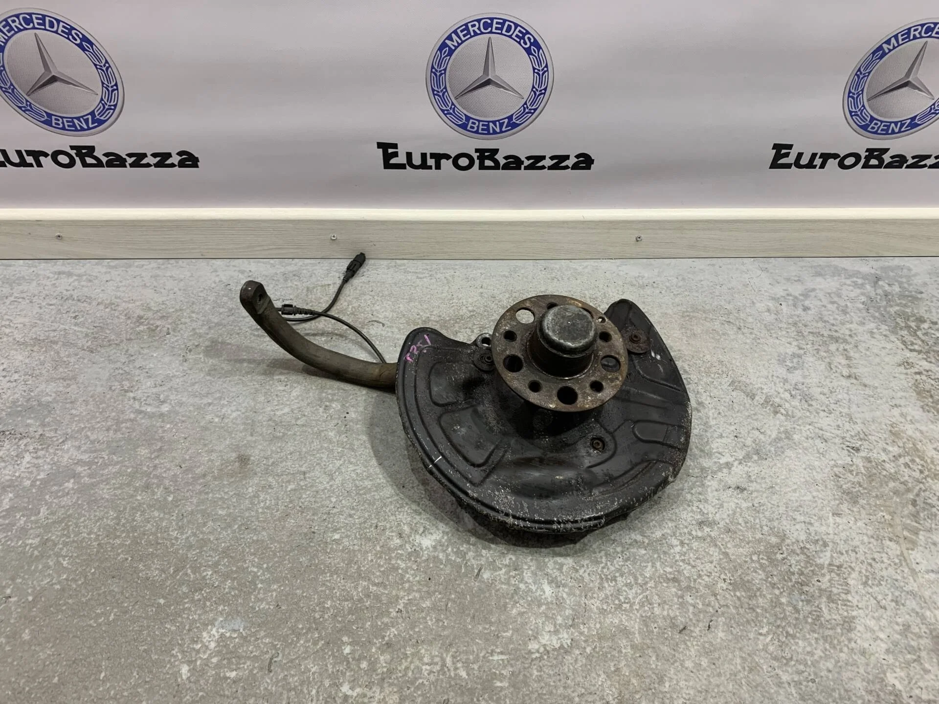 Левый поворотный кулак Mercedes W211