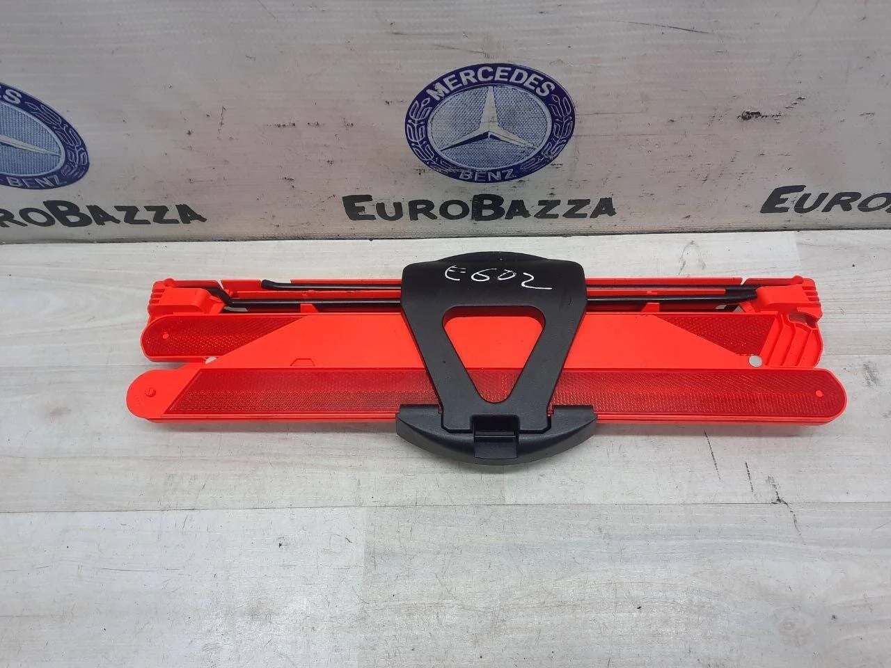 Знак аварийной остановки и кронштейн Mercedes W212