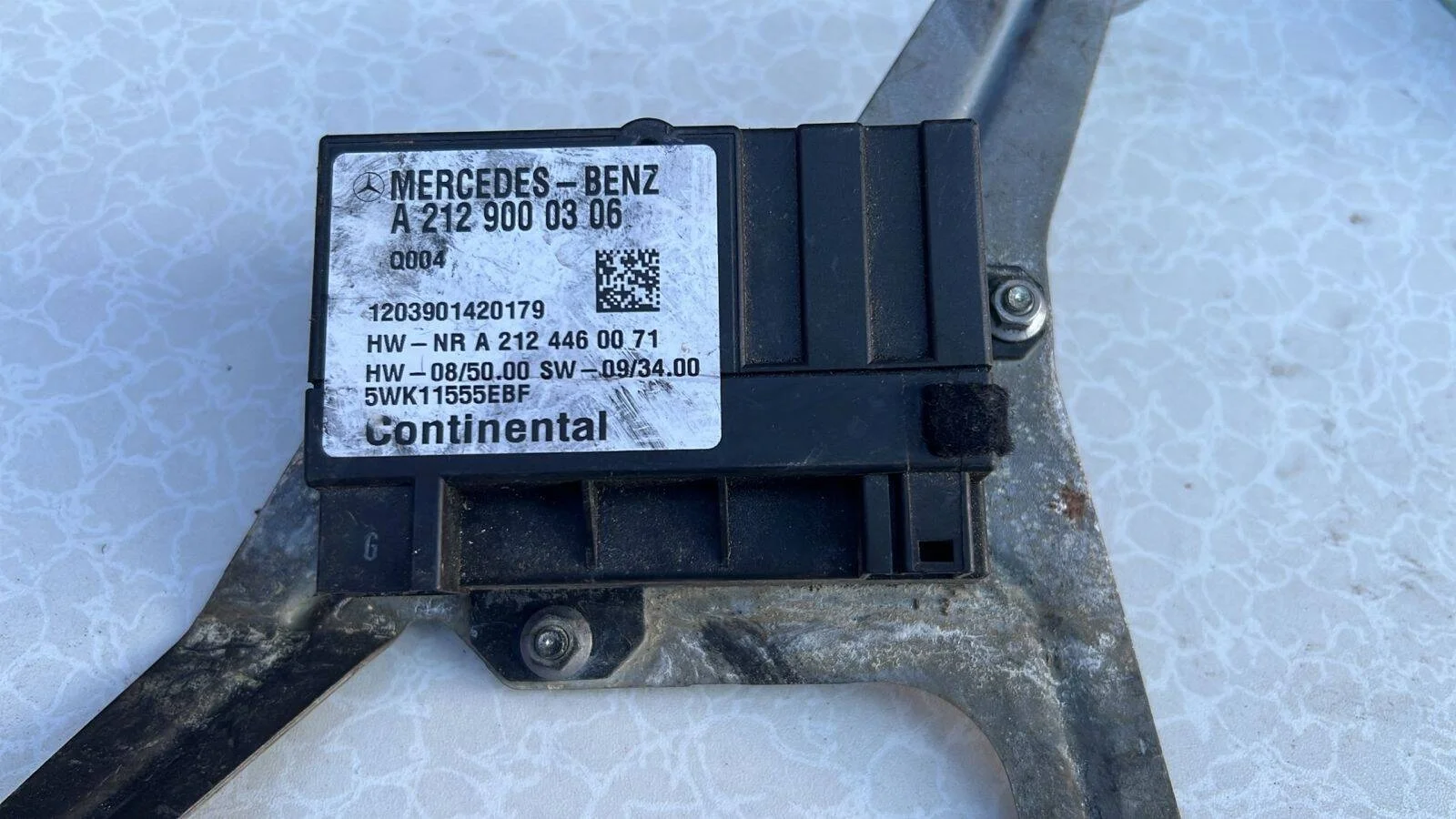 Блок управления топливным насосом Mercedes W204