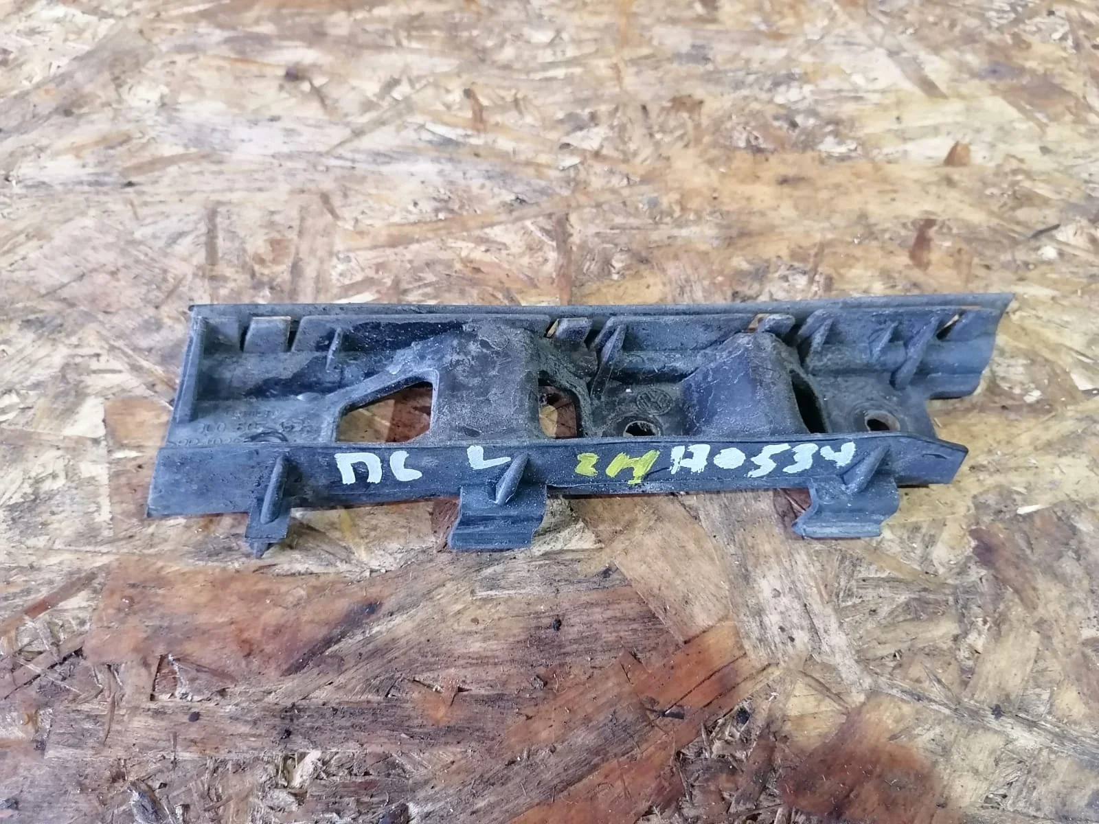 Кронштейн, направляющая бампера VOLKSWAGEN PASSAT B6 2005- передняя левая б/у PASSAT B6(2005-2010)