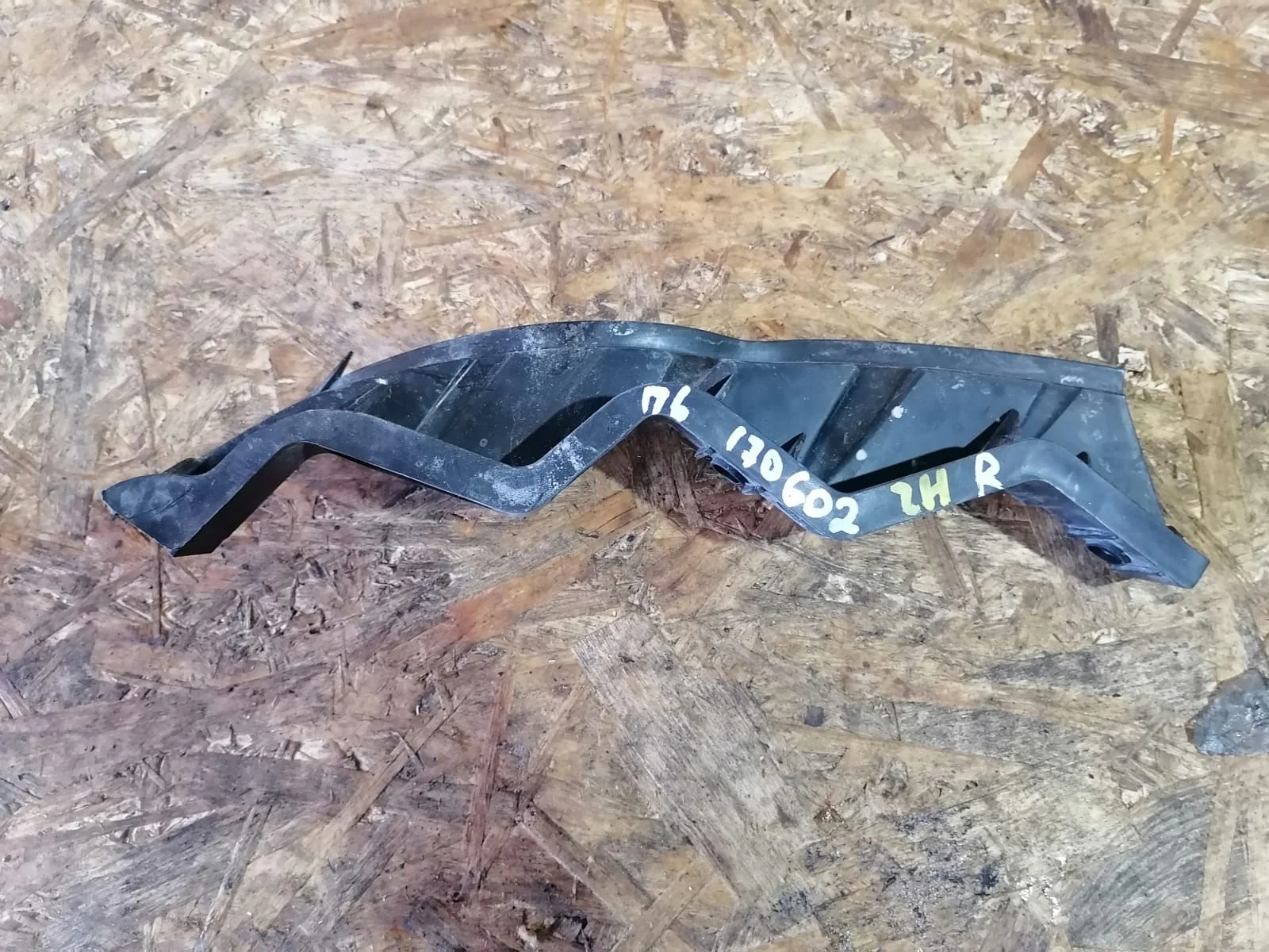 Кронштейн, направляющая бампера VOLKSWAGEN PASSAT B6 2005- передняя под фарой правая б/у PASSAT B6(2005-2010)