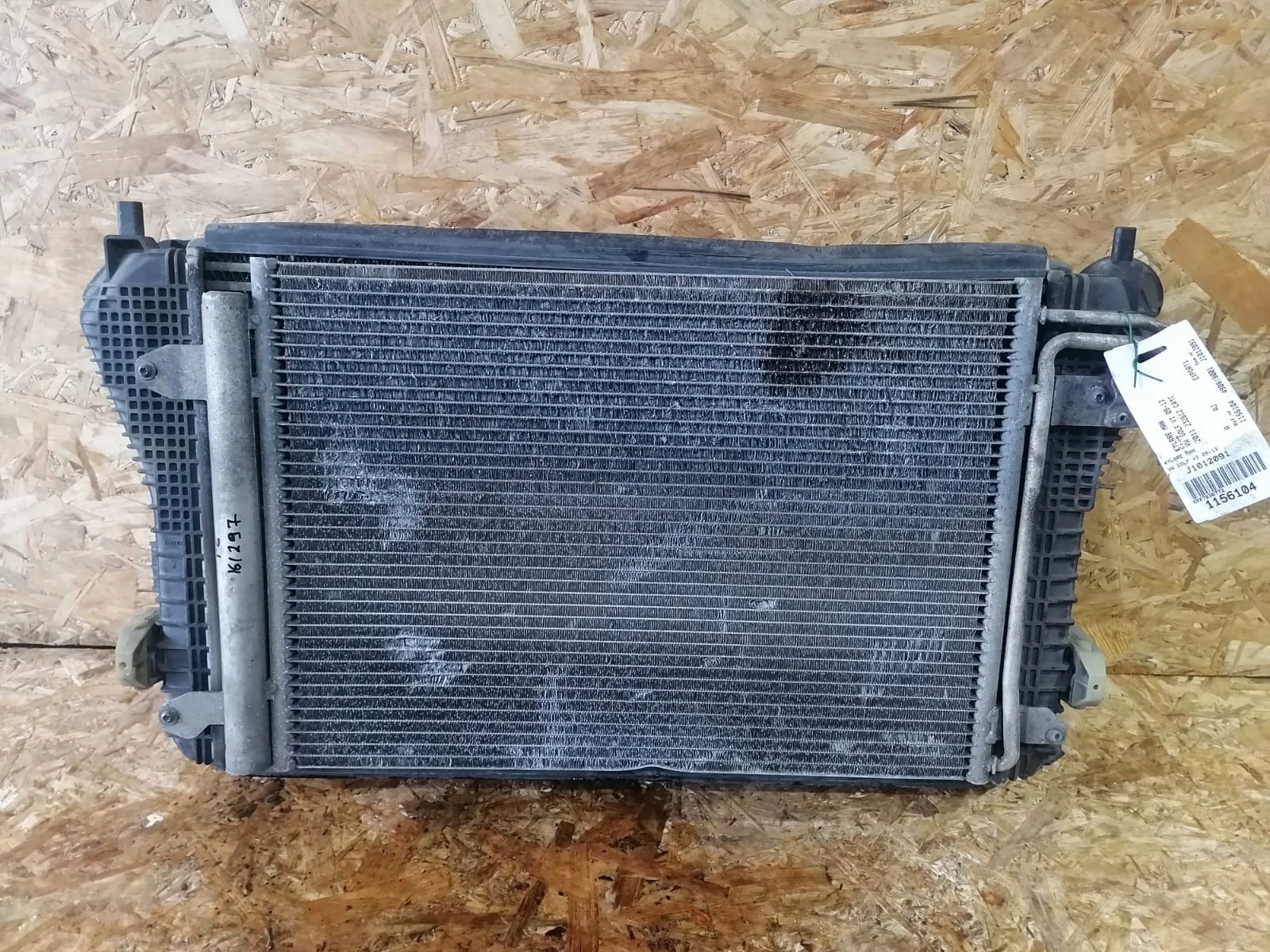 Радиатор охлаждения двигателя AUDI A3, SKODA 1Z, VOLKSWAGEN GOLF 5, PASSAT B6 2,0 TDI 2005- (диффуз 30 гориз) б/у A3(2004-2013);OCTAVIA 1Z(2004-2012);GOLF 5(2004-2009);PASSAT B6(2005-2010)