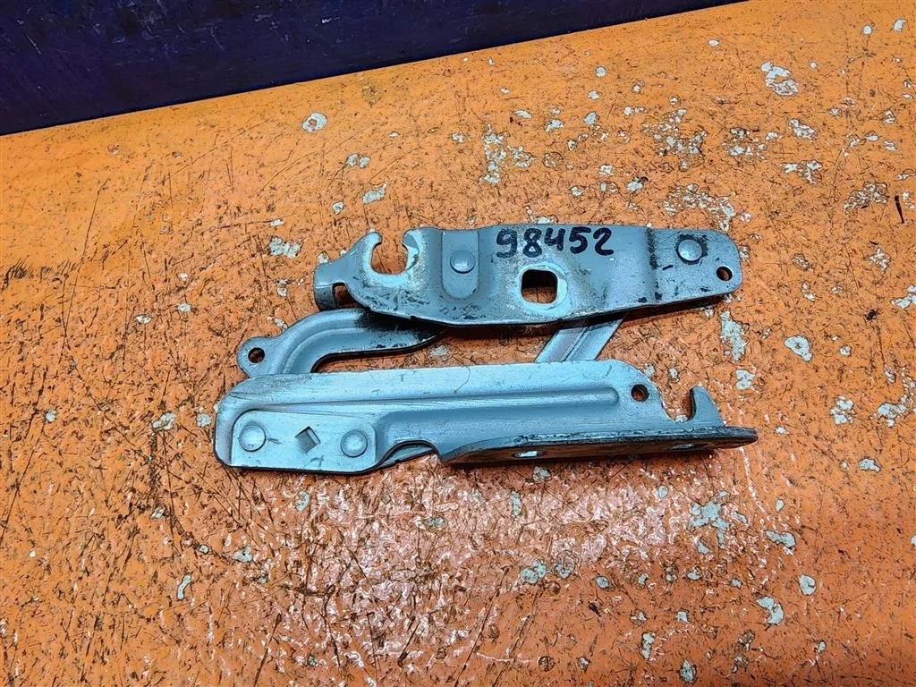 Петля капота правая Fiesta 6 2008-2019 1673015