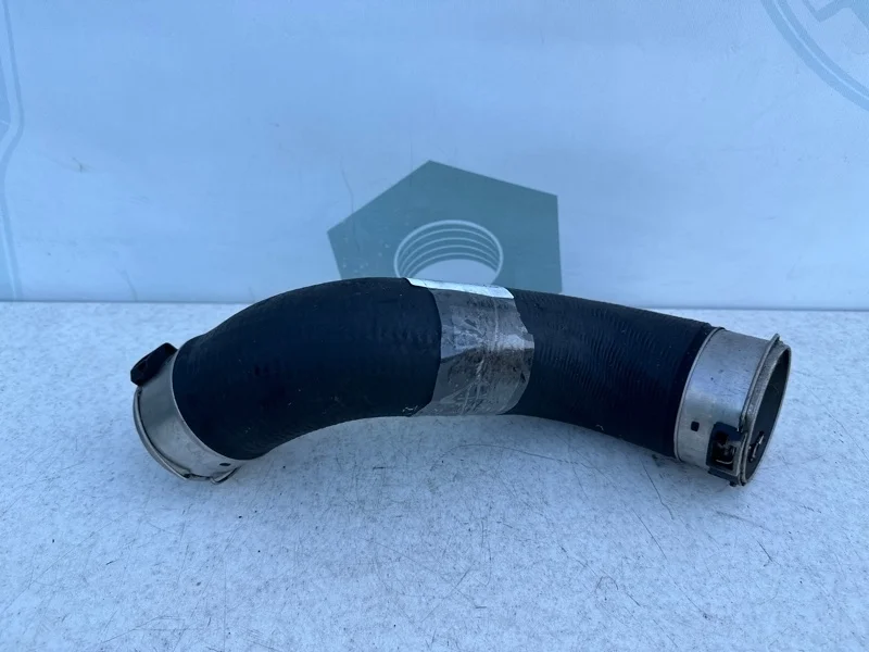 Патрубок интеркулера правый Mercedes-benz 2010 W204