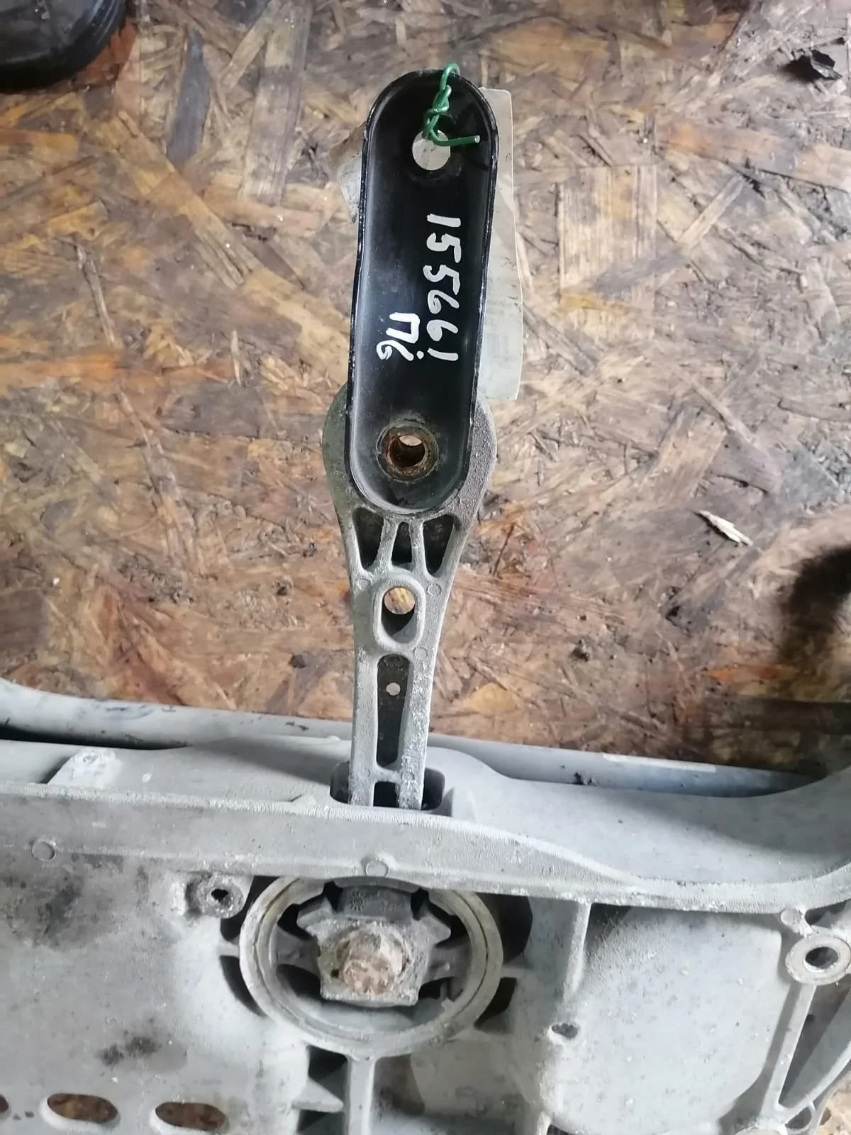 Подушка, опора коробки передач AUDI A3, SKODA OCTAVIA 1Z, VOLKSWAGEN GOLF 5/5+6, JETTA 5/6, CADDY, TOURAN 2004- задняя б/у Q7(2007-2015);TOUAREG(2003-2010)