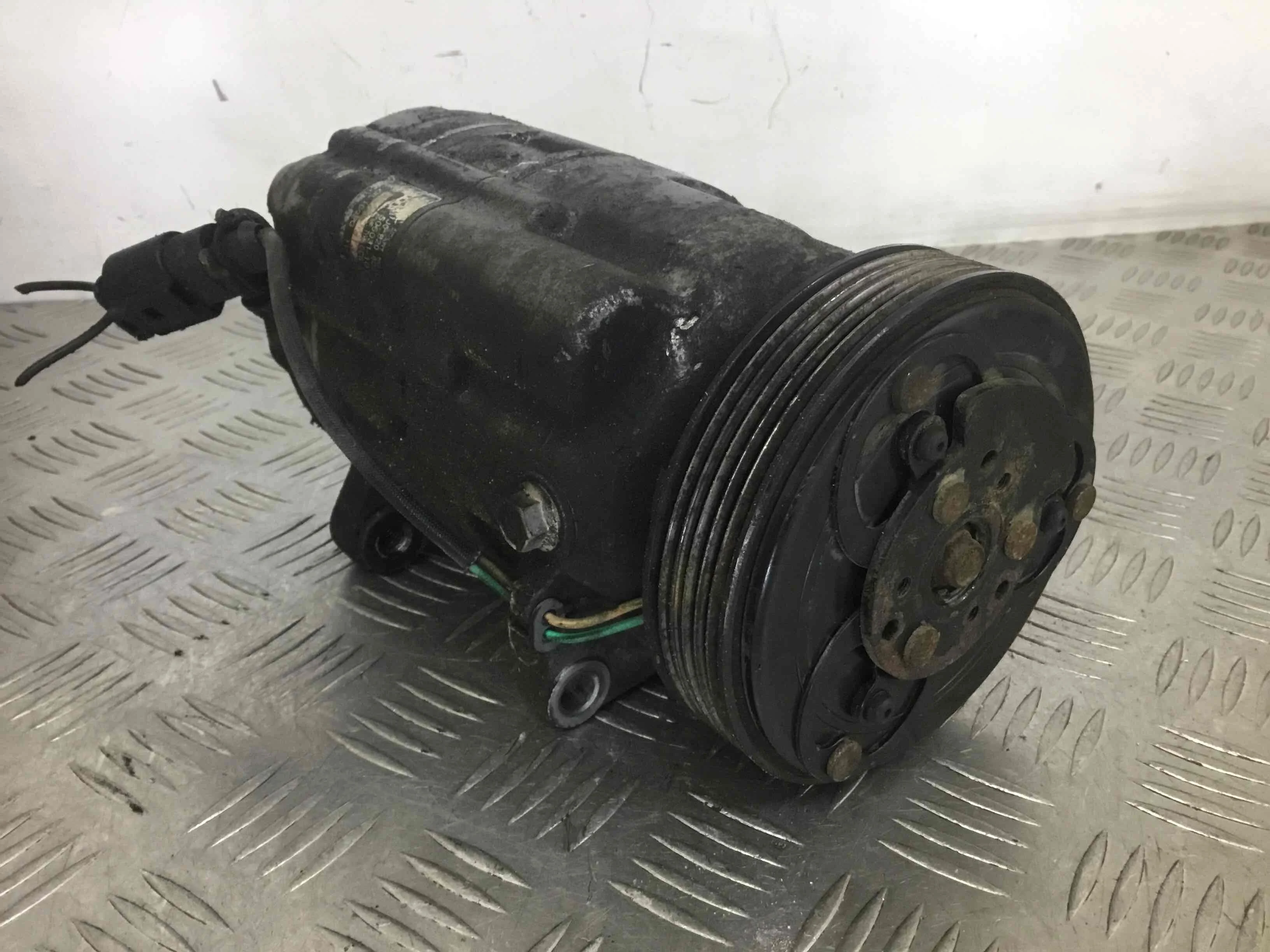 Компрессор кондиционера Volkswagen Golf 4 поколение (1997-2004) бензин 1.6 i Механика Х/б