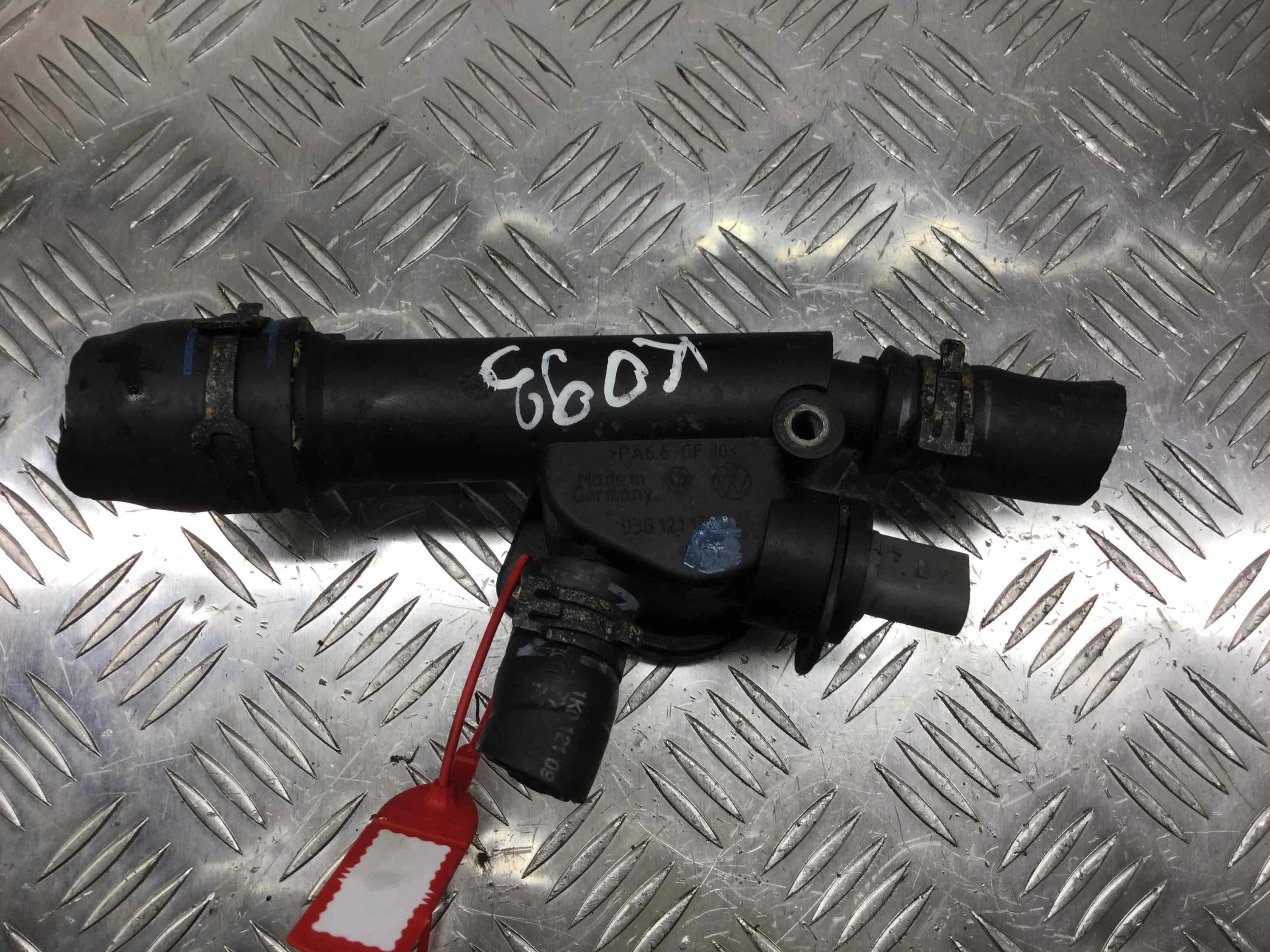 Фланец (тройник) системы охлаждения Volkswagen Golf 5 поколение (2004-2009) дизель 1.9 TDI Механика