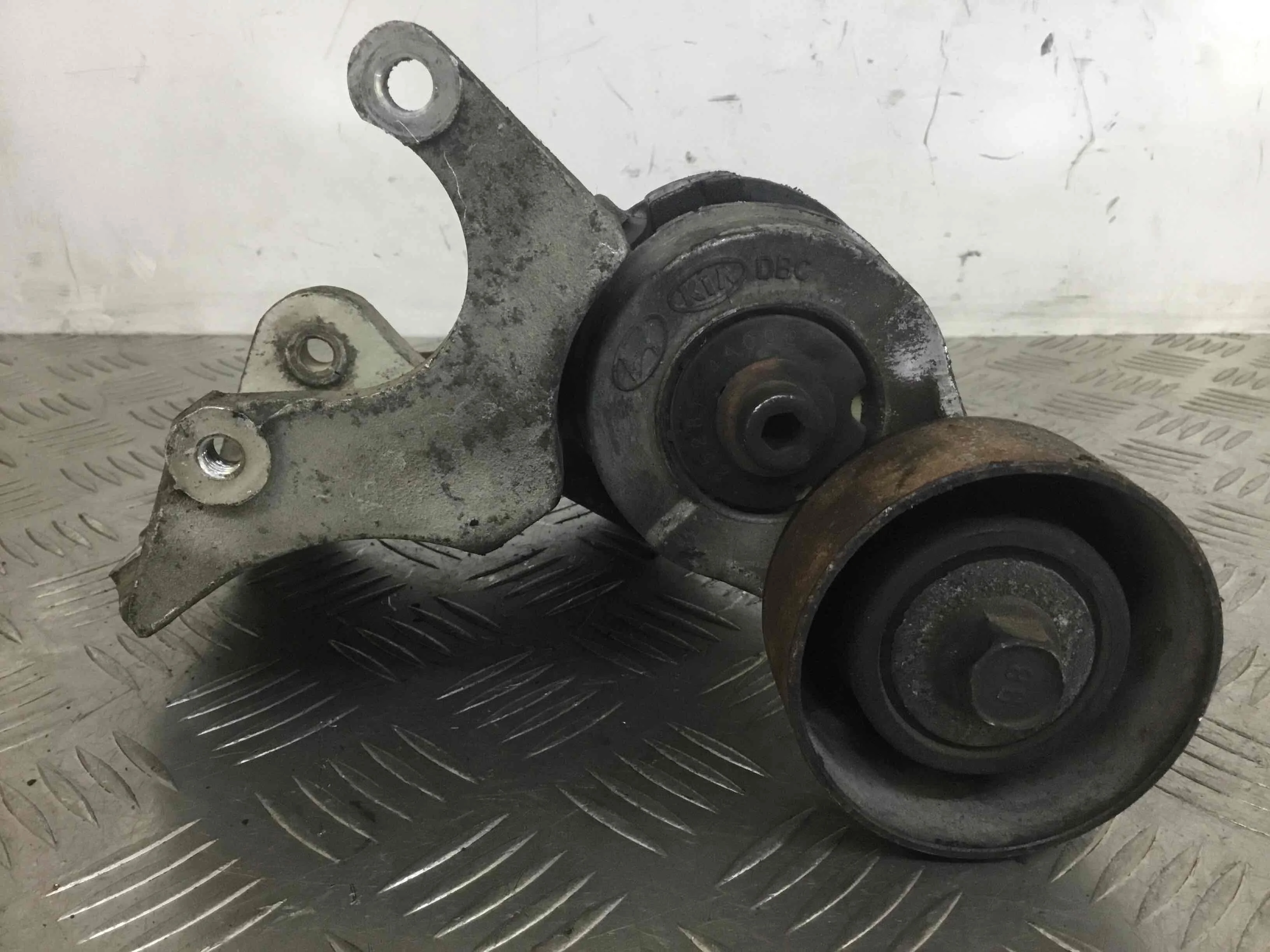 Натяжитель ремня генератора Kia Sorento 1 поколение (2002-2006) дизель 2.5 CRDi Механика