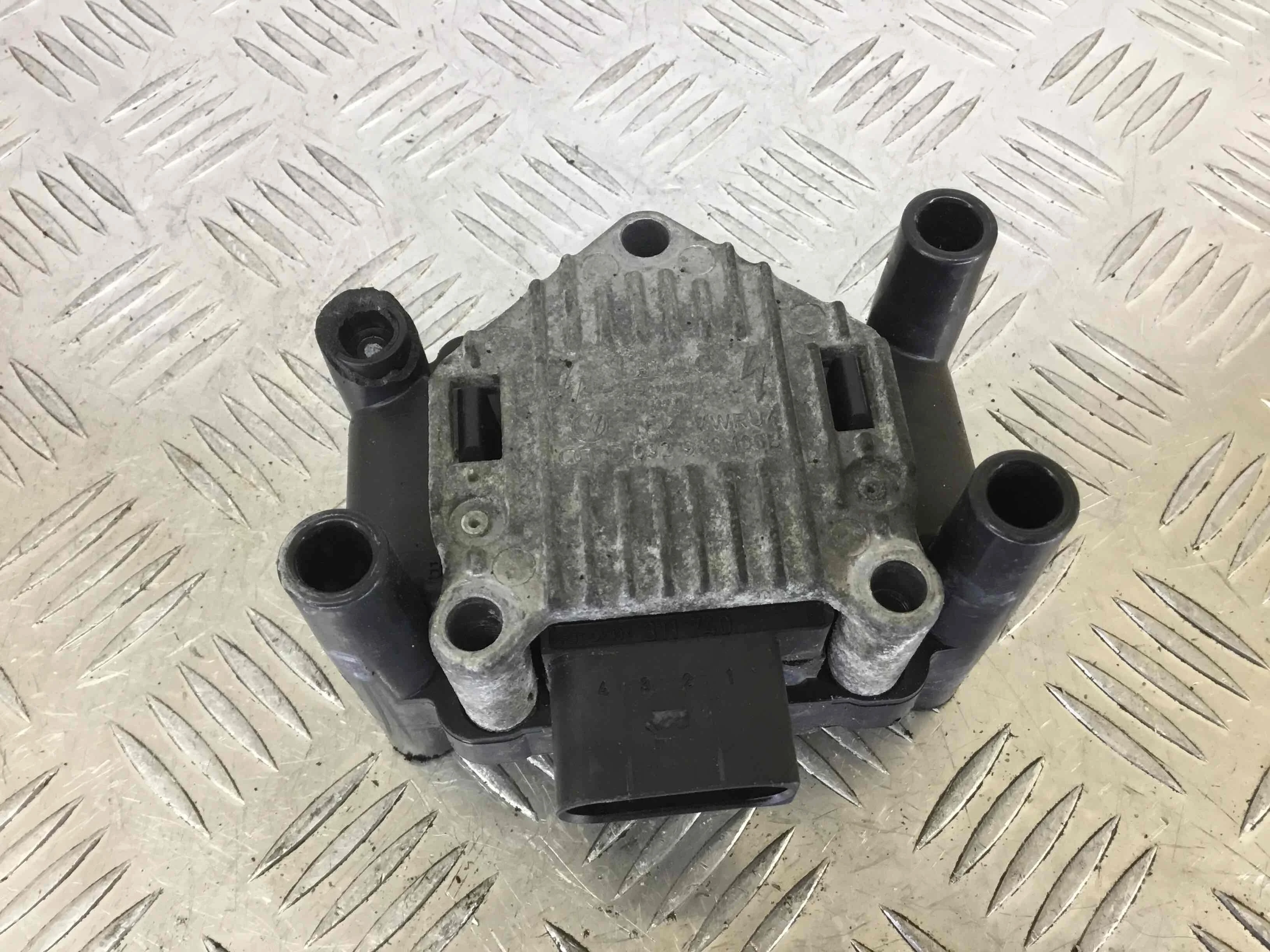 Катушка зажигания Volkswagen Golf 4 поколение (1997-2004) бензин 1.6 i Механика Х/б