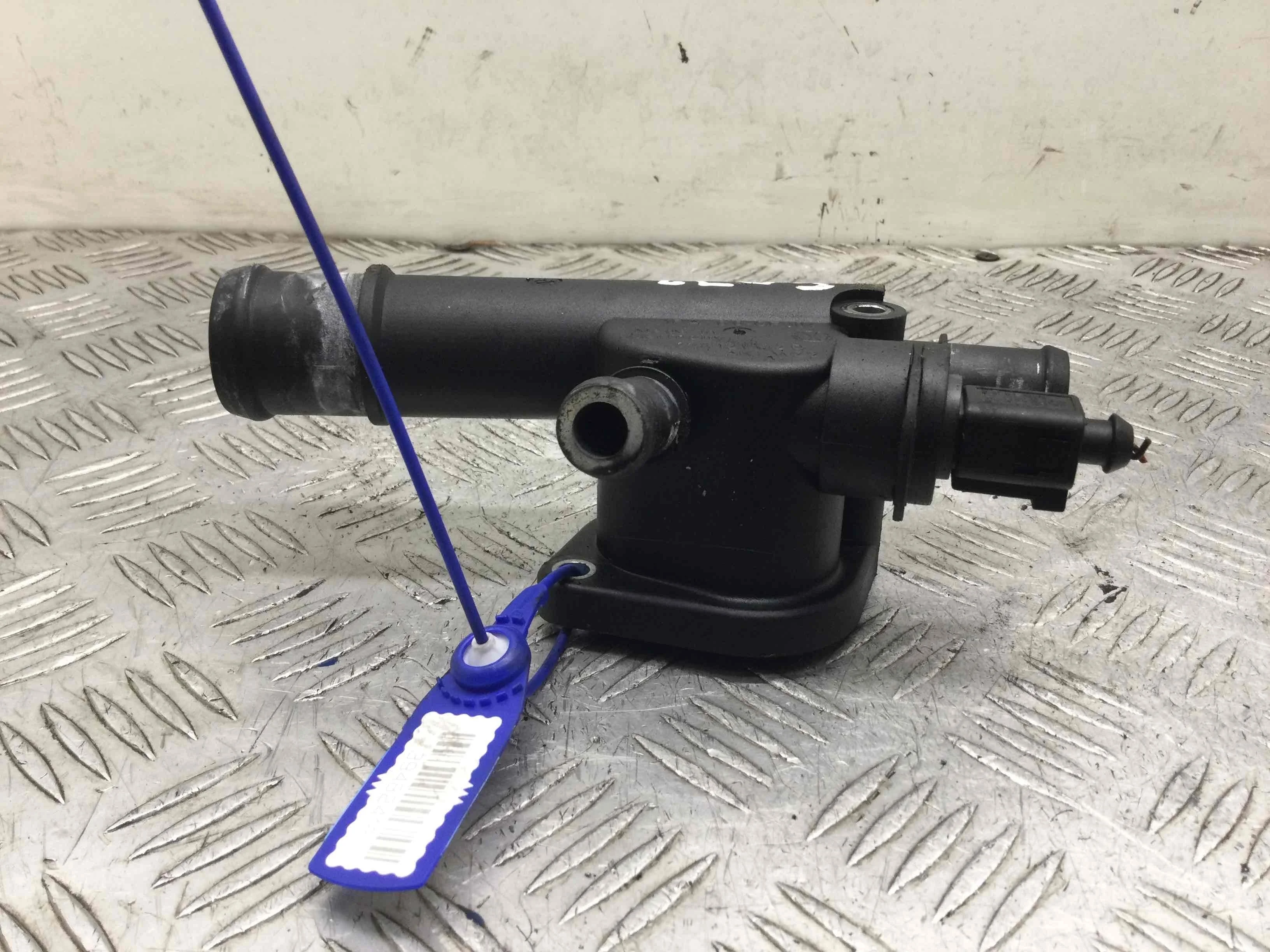 Фланец (тройник) системы охлаждения Volkswagen Caddy 3 поколение (2004-2010) дизель 1.9 TDI Механика Х/б