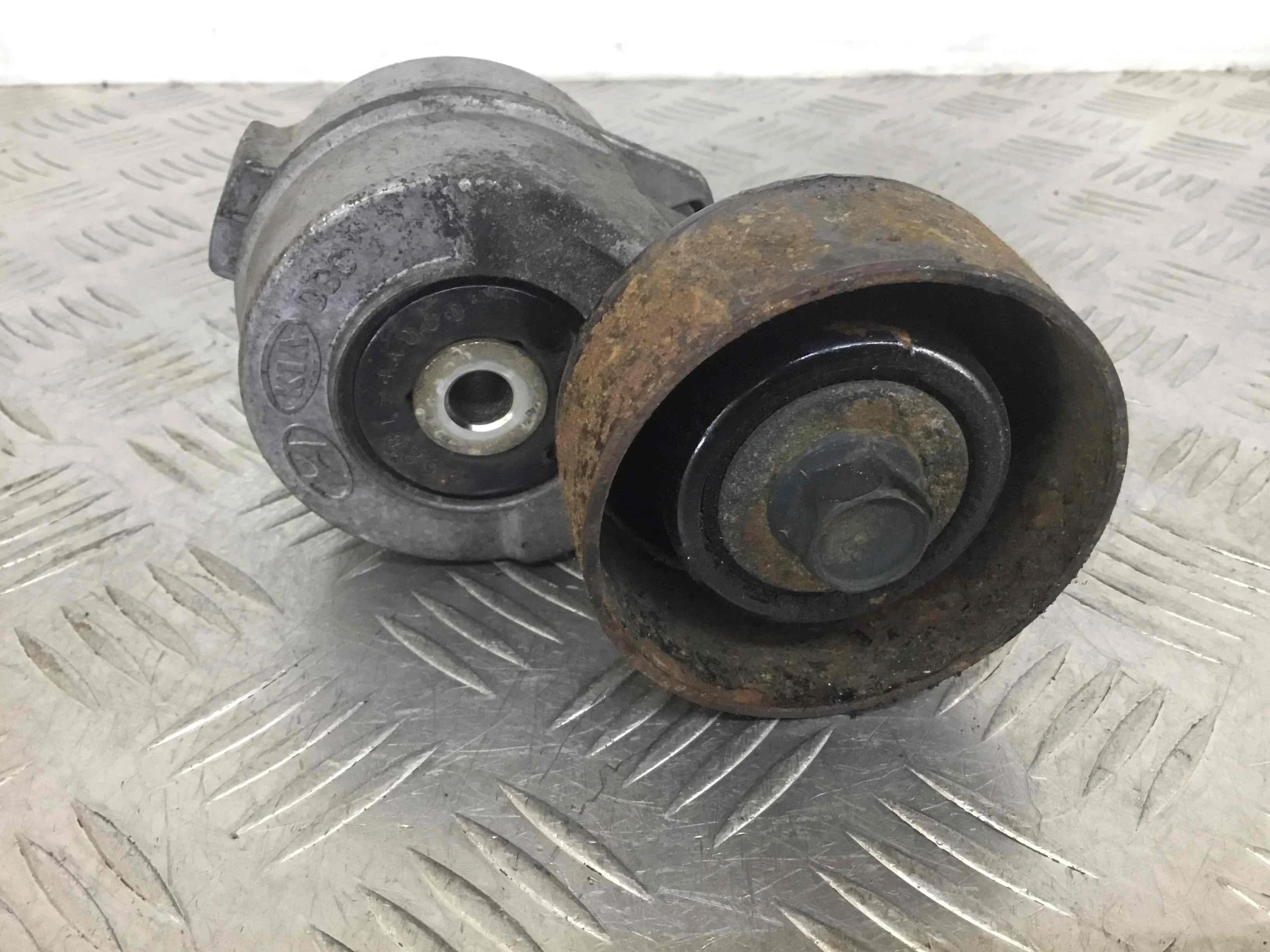 Натяжитель ремня генератора Kia Sorento 1 поколение (2002-2006) дизель 2.5 CRDi Автомат