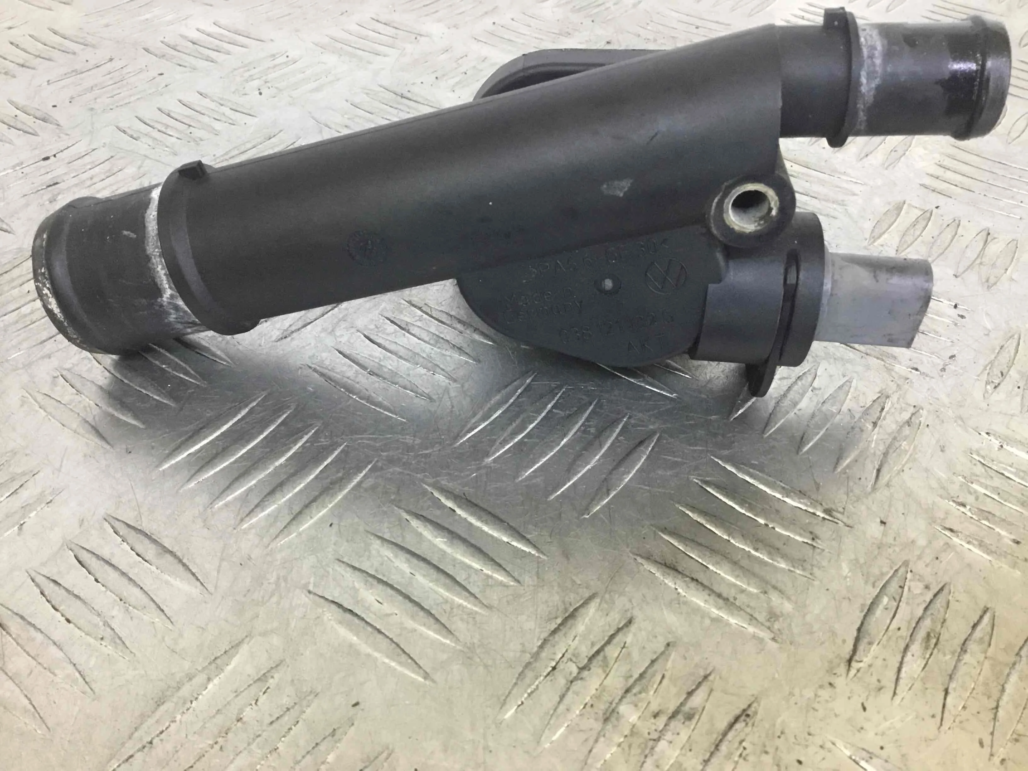 Фланец (тройник) системы охлаждения Audi A3 8P (2003-2005) дизель 2.0 TDI DSG Х/б