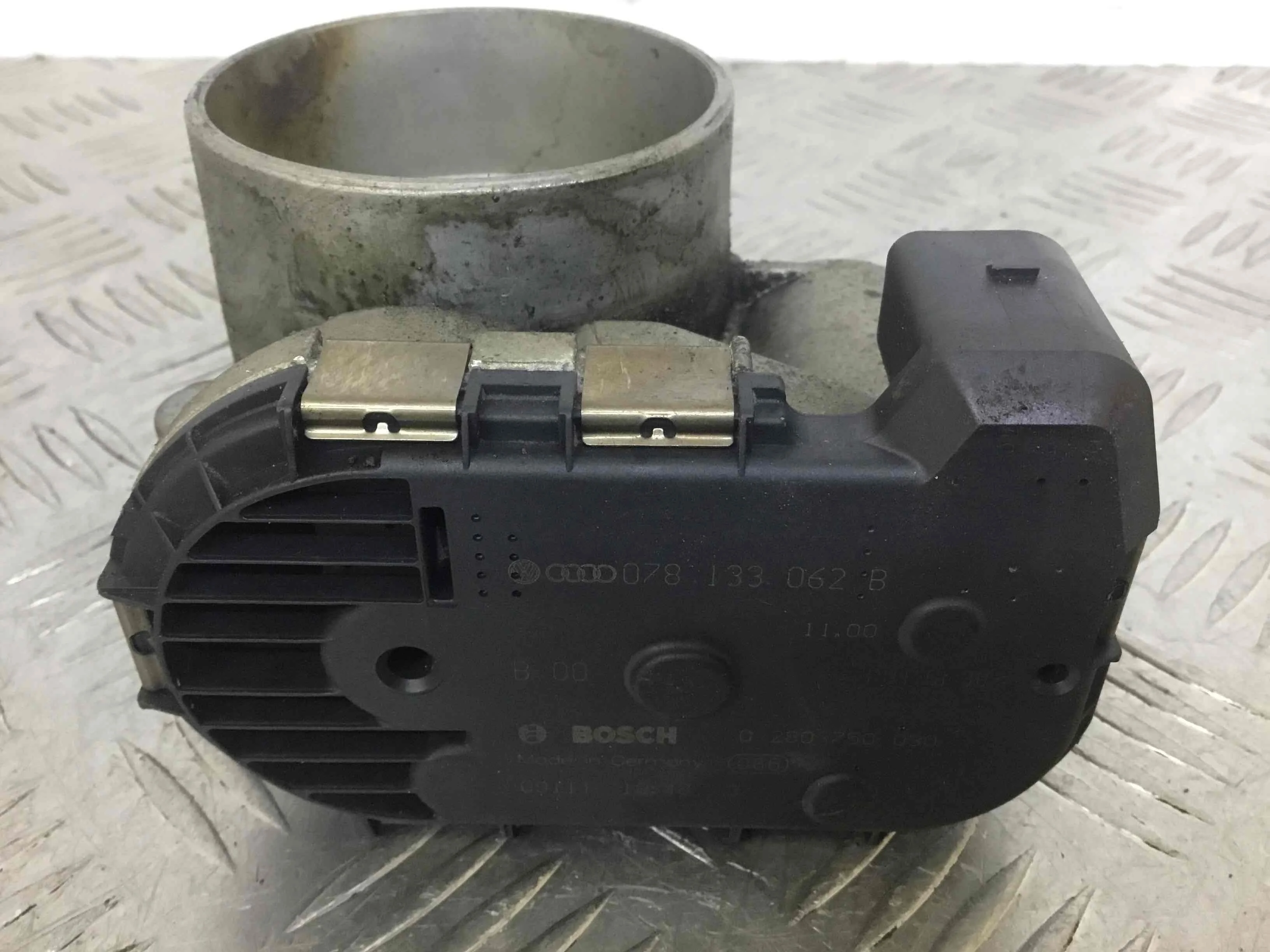 Заслонка дроссельная Audi A4 B5 (1994-1999) бензин 2.4 i Автомат Седан