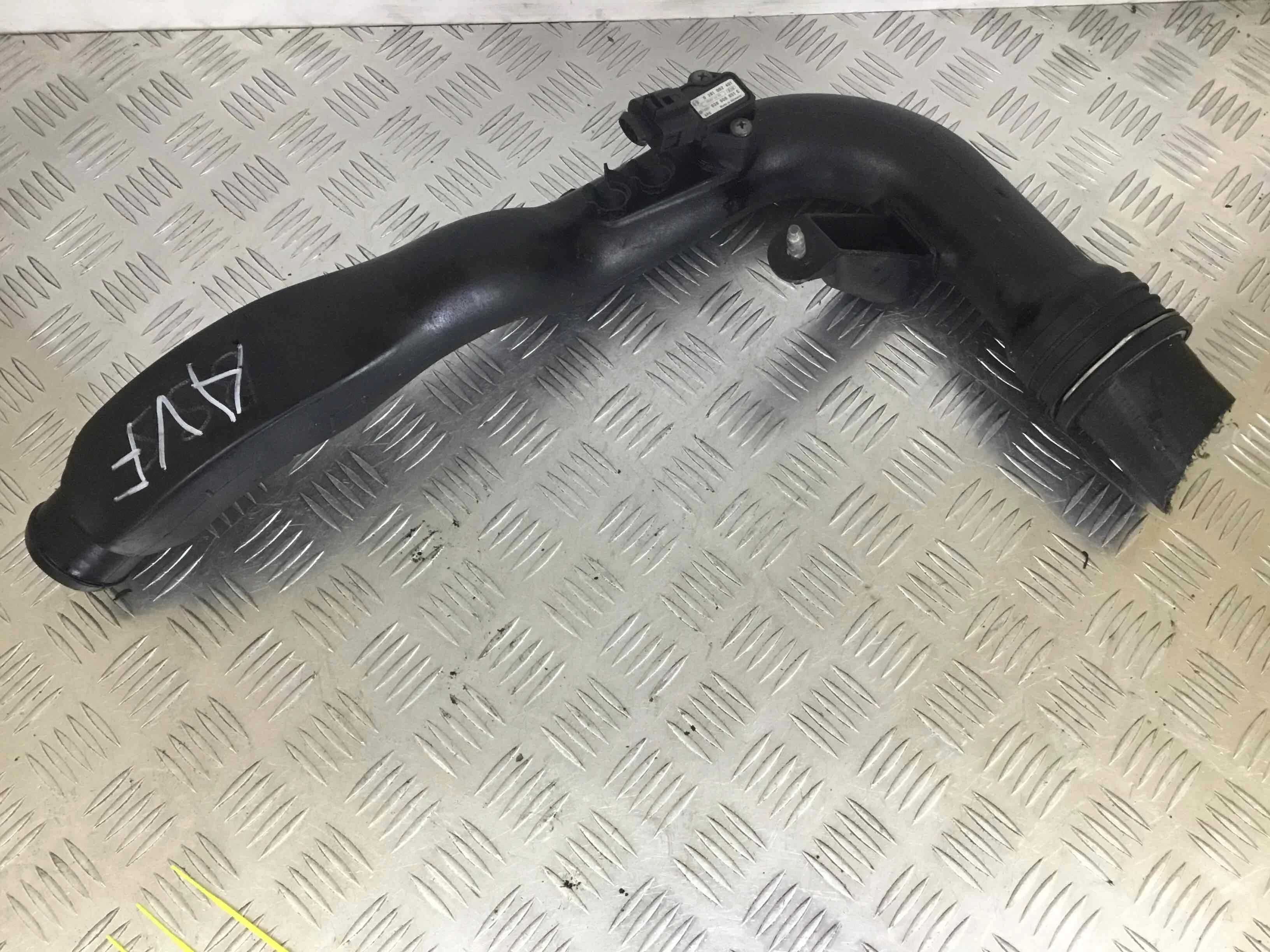 Патрубок впускного коллектора Skoda Superb 1 поколение (2001-2006) дизель 2.0 TDI Механика Универсал