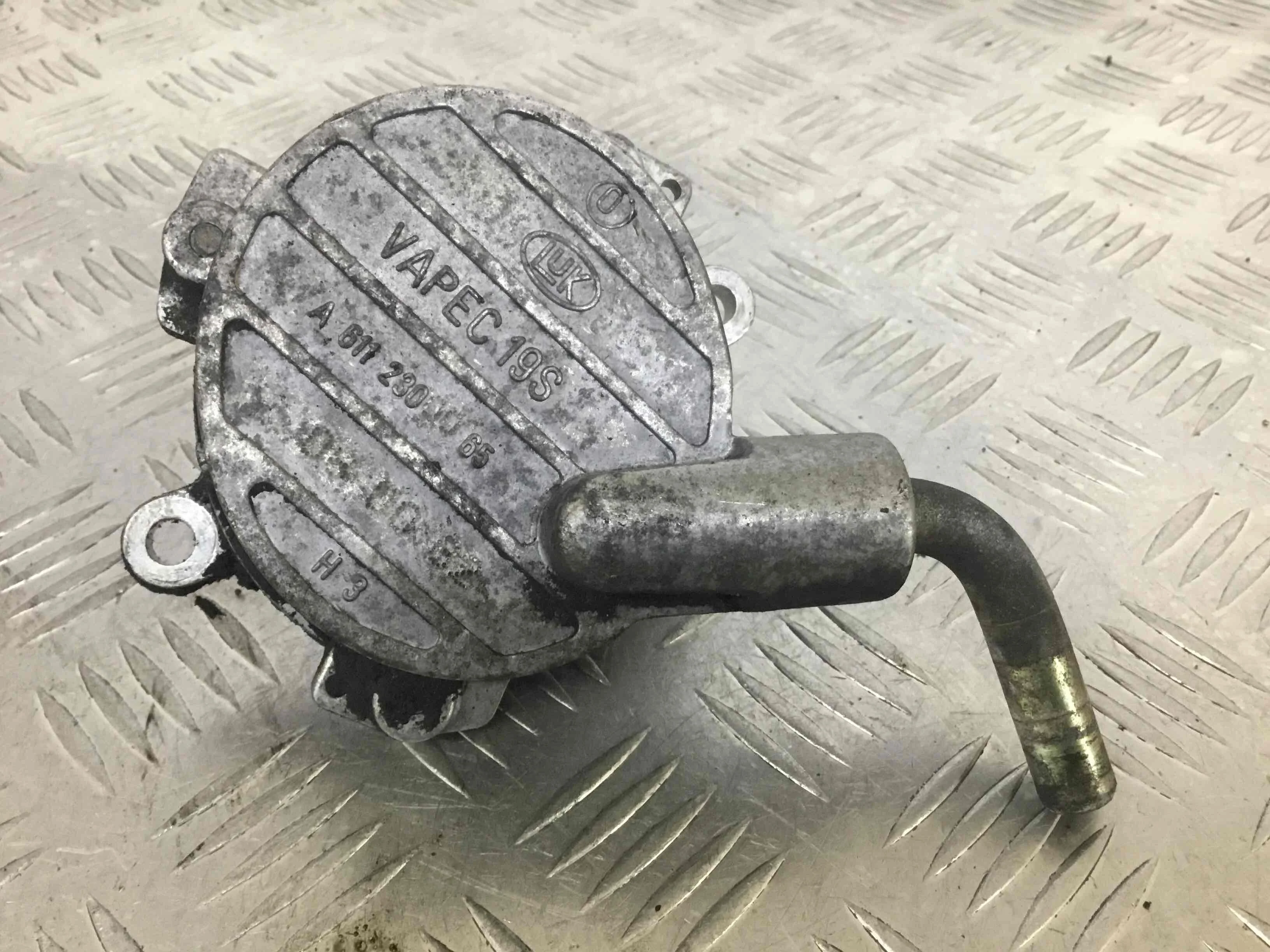 Насос вакуумный Mercedes C-klasse W202/S202 [рестайлинг] (1997-2001) дизель 2.2 CDI Автомат Седан