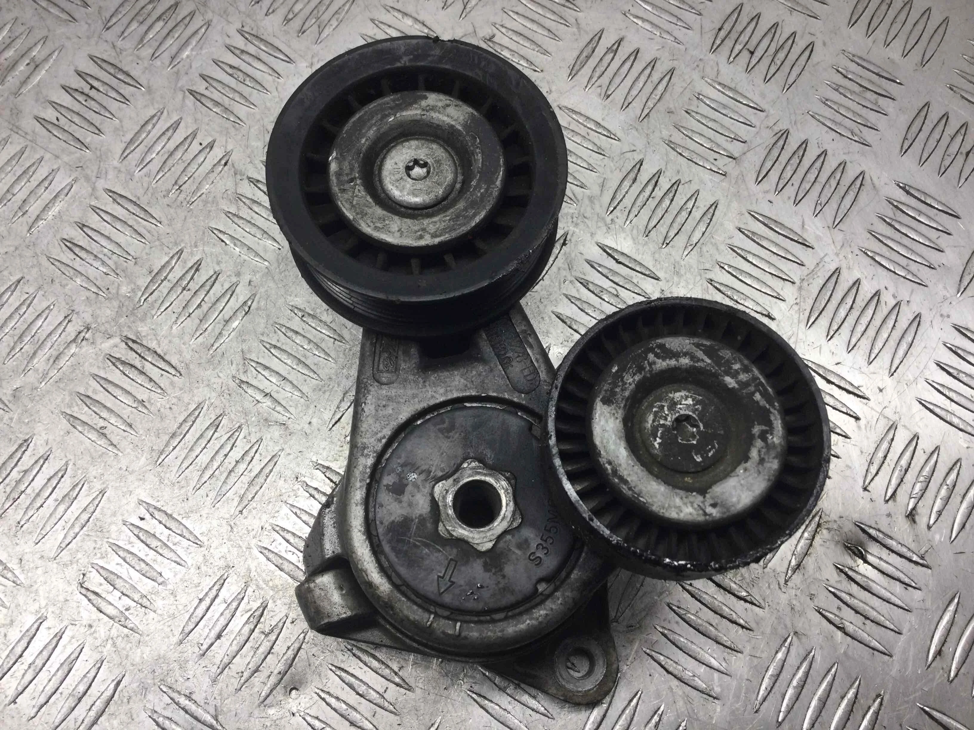 Натяжитель ремня генератора Ford Focus 1 поколение [рестайлинг] (2001-2005) дизель 1.8 TDCi Механика Х/б