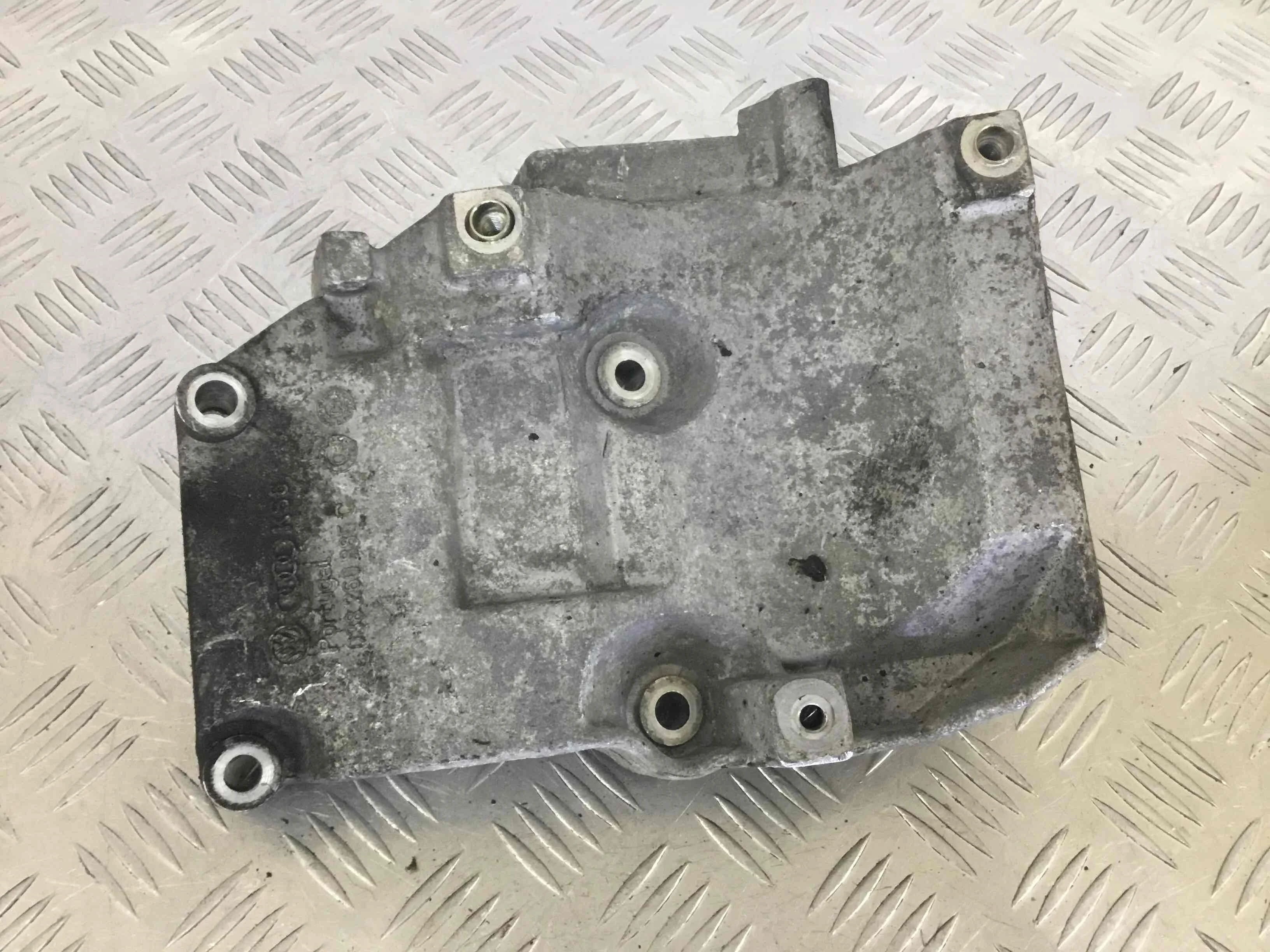 Кронштейн компрессора кондиционера Volkswagen Passat B5 (1996-2000) дизель 1.9 TDI Механика Универсал