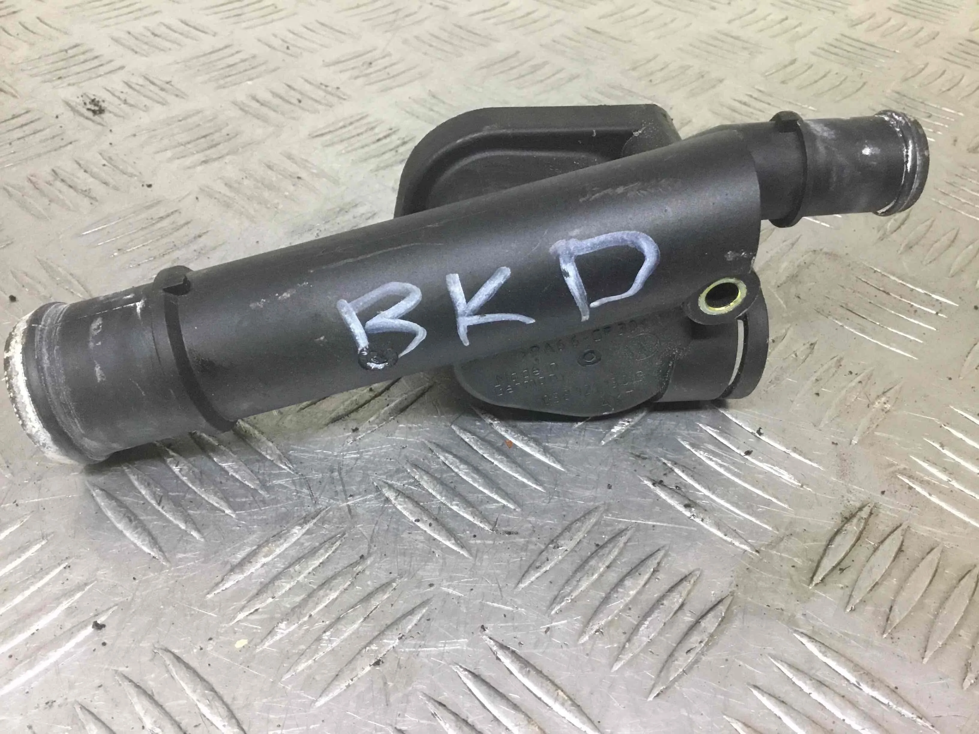 Фланец (тройник) системы охлаждения Volkswagen Golf Plus 1 поколение (2005-2009) дизель 2.0 TDI DSG Х/б