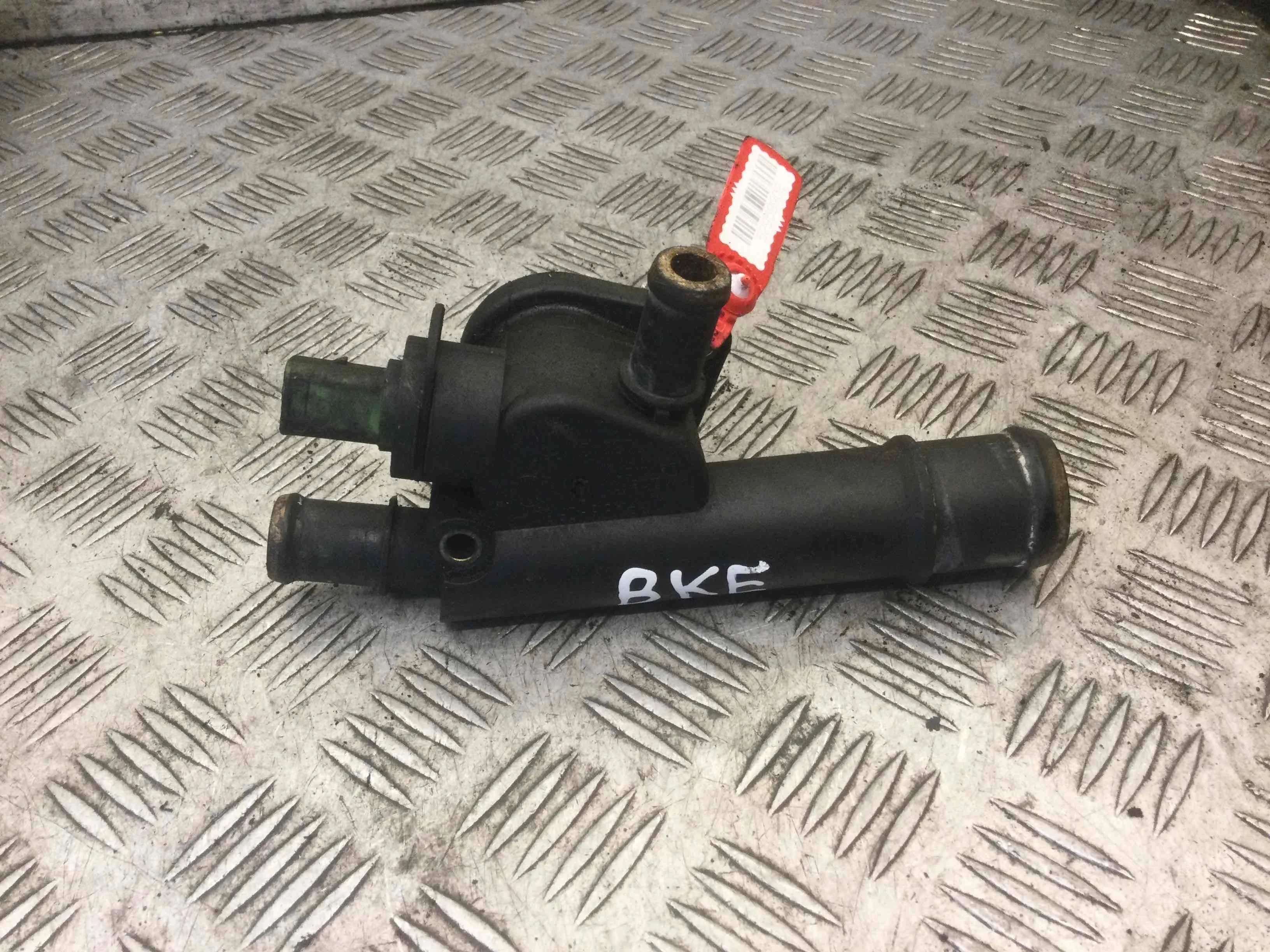 Фланец (тройник) системы охлаждения Audi A4 B7 (2004-2008) дизель 1.9 TDI Механика Универсал