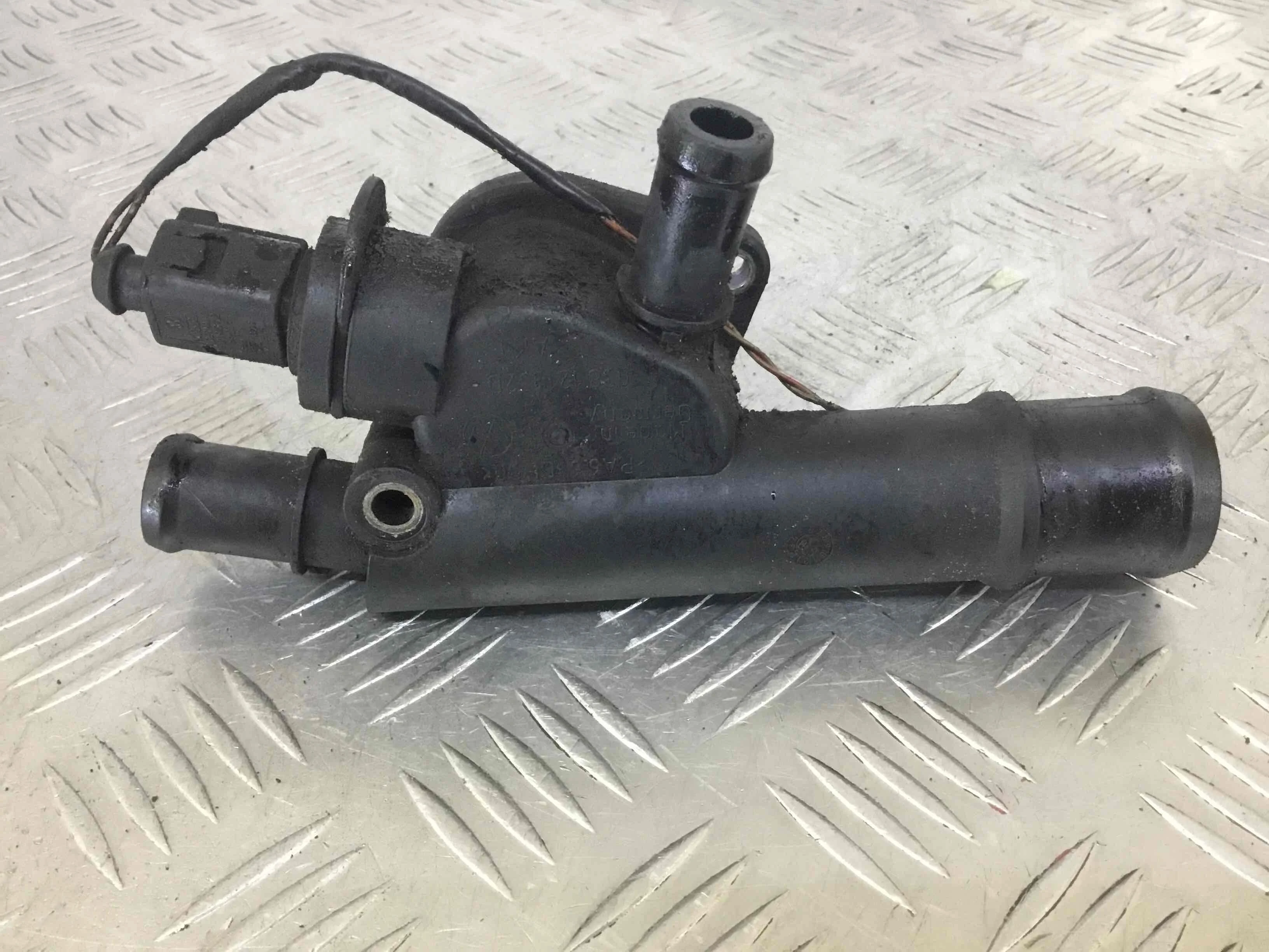 Фланец (тройник) системы охлаждения Volkswagen Touran 1 поколение (2003-2006) дизель 1.9 TDI Механика Минивэн