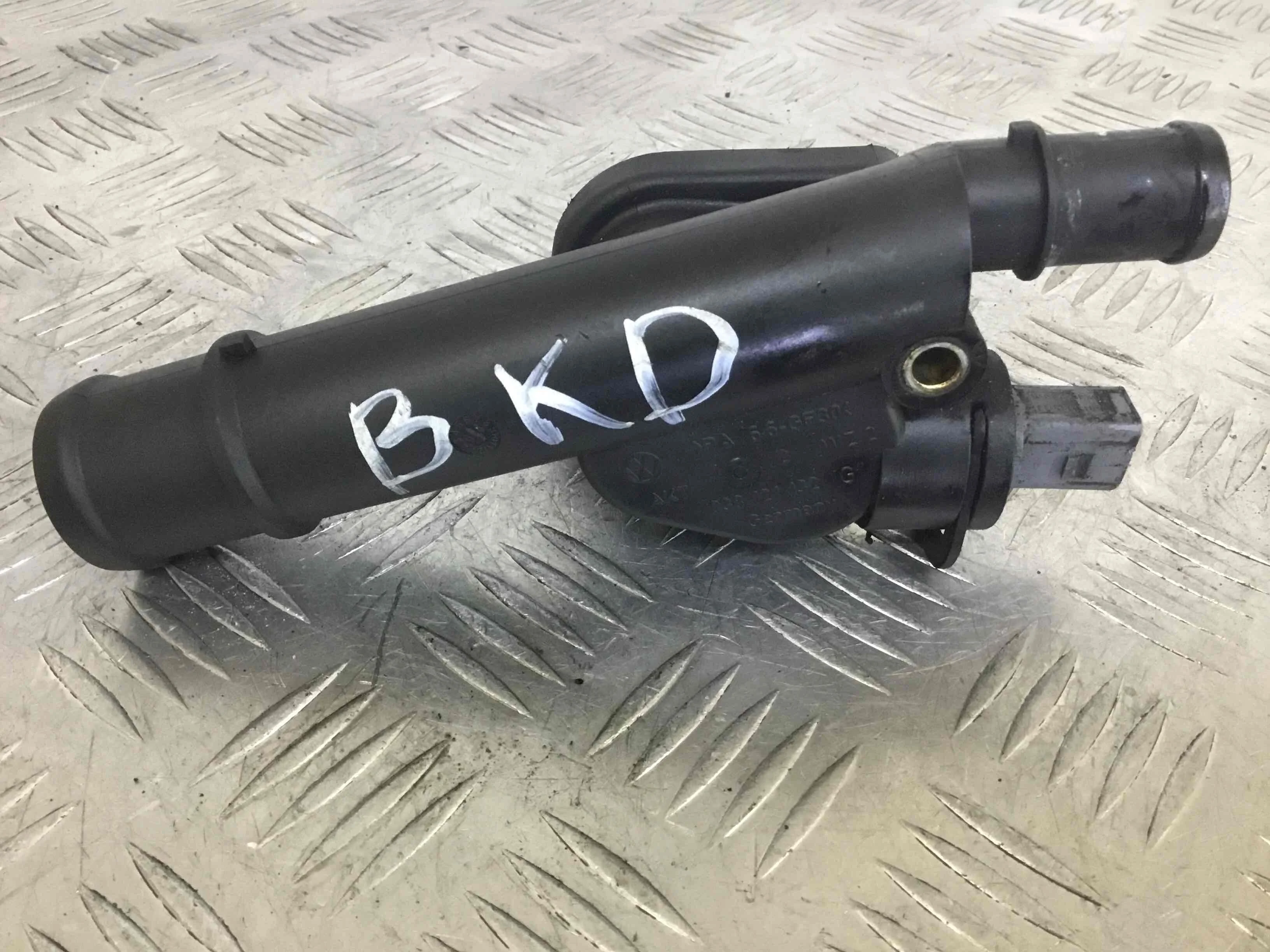 Фланец (тройник) системы охлаждения Volkswagen Touran 1 поколение [рестайлинг] (2006-2010) дизель 2.0 TDI Механика Фургон