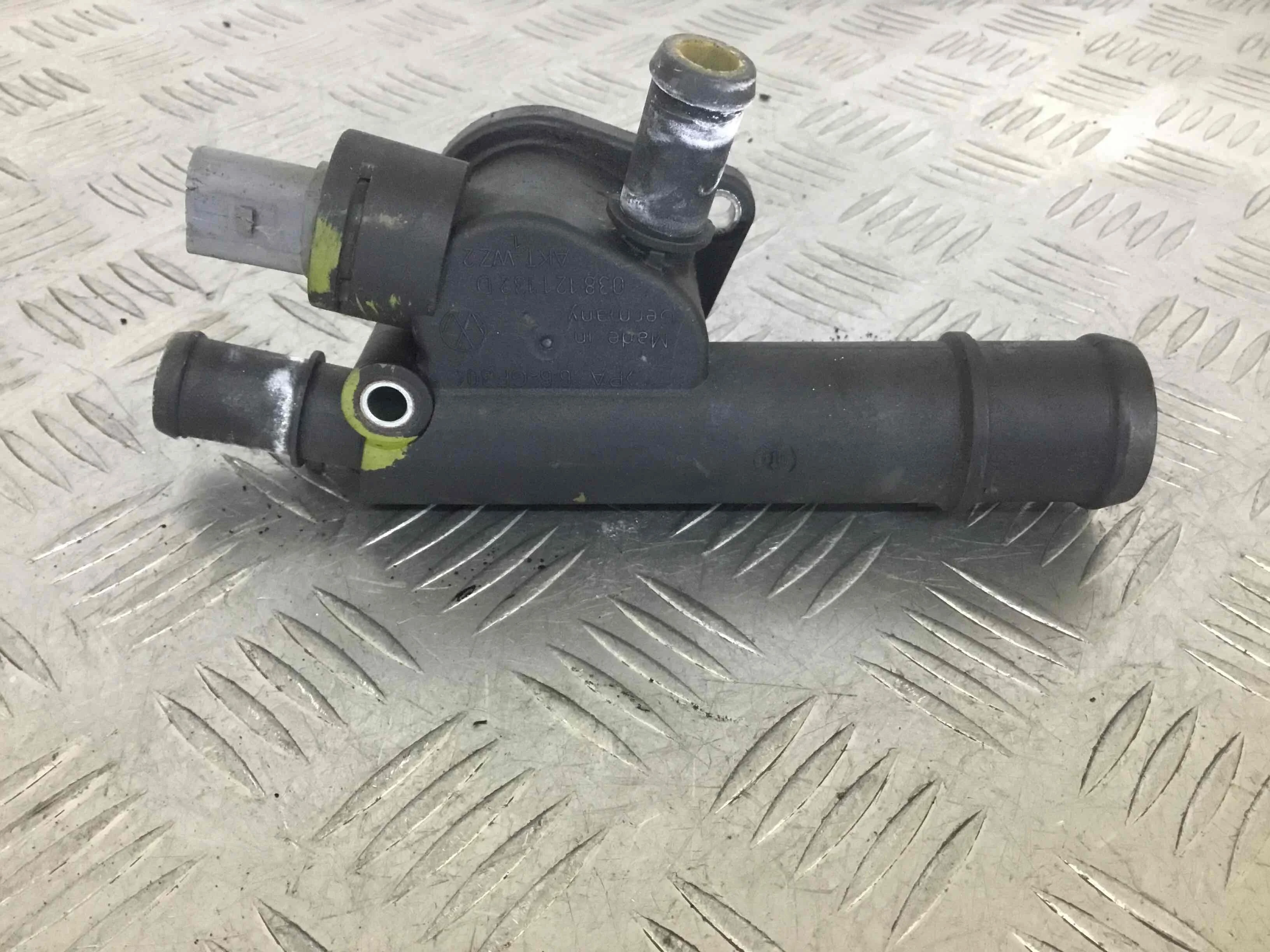 Фланец (тройник) системы охлаждения Volkswagen Touran 1 поколение [рестайлинг] (2006-2010) дизель 1.9 TDE Механика Минивэн